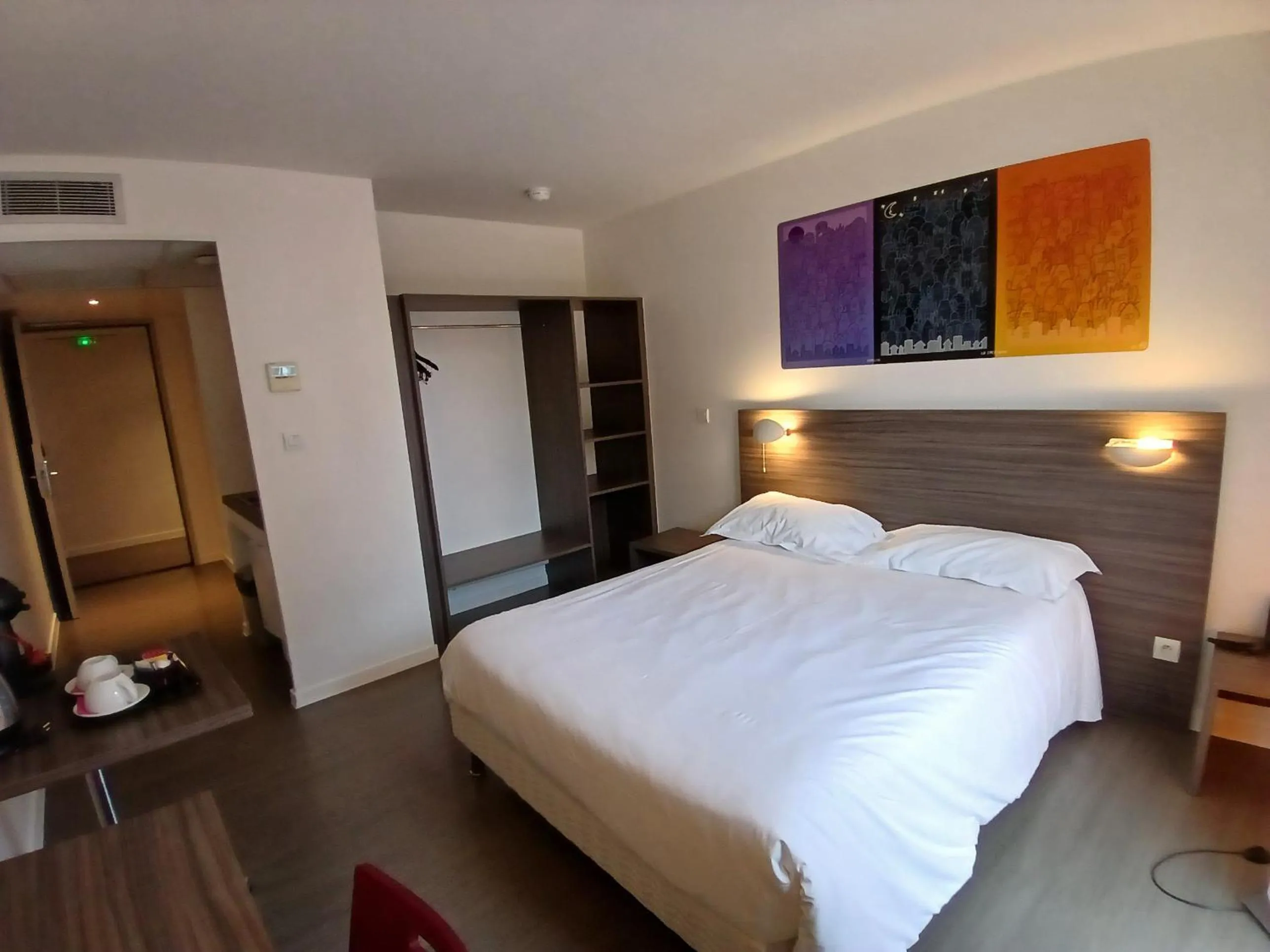 Kitchen or kitchenette, Bed in The Originals Residence Appart Hôtel Hévéa Valence