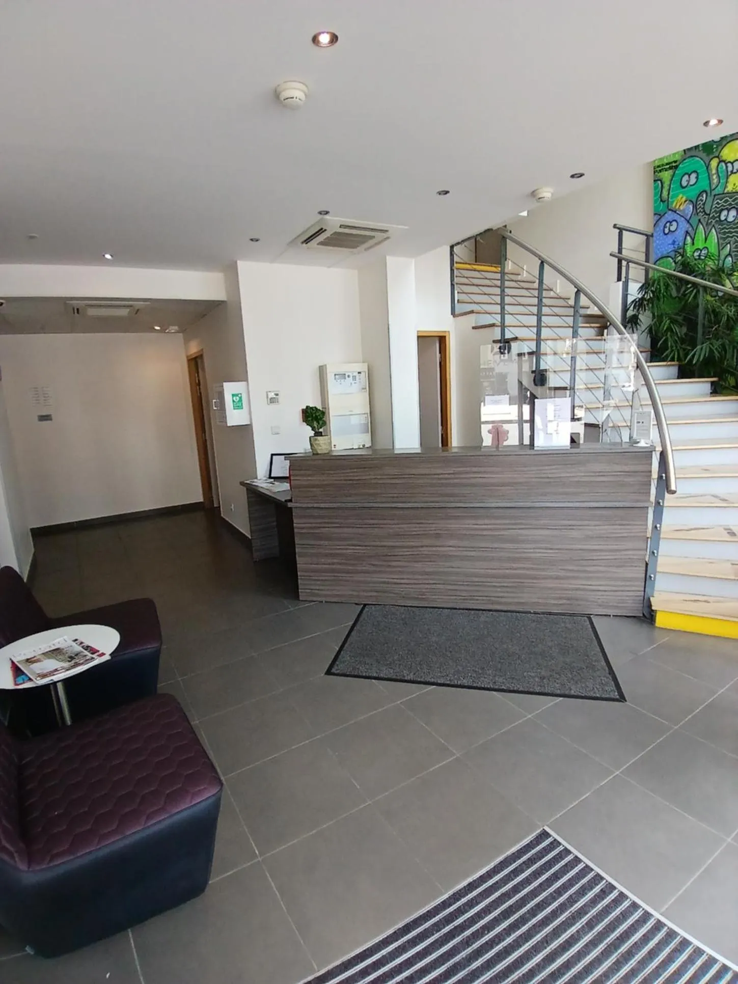Lobby or reception in The Originals Residence Appart Hôtel Hévéa Valence