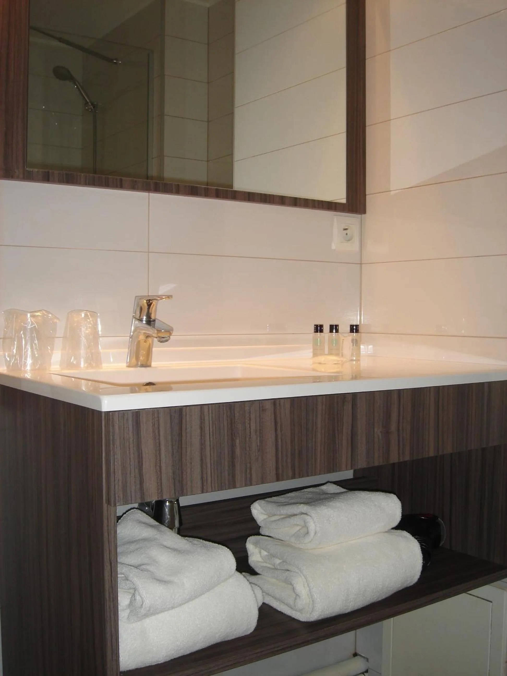 Bathroom in The Originals Residence Appart Hôtel Hévéa Valence