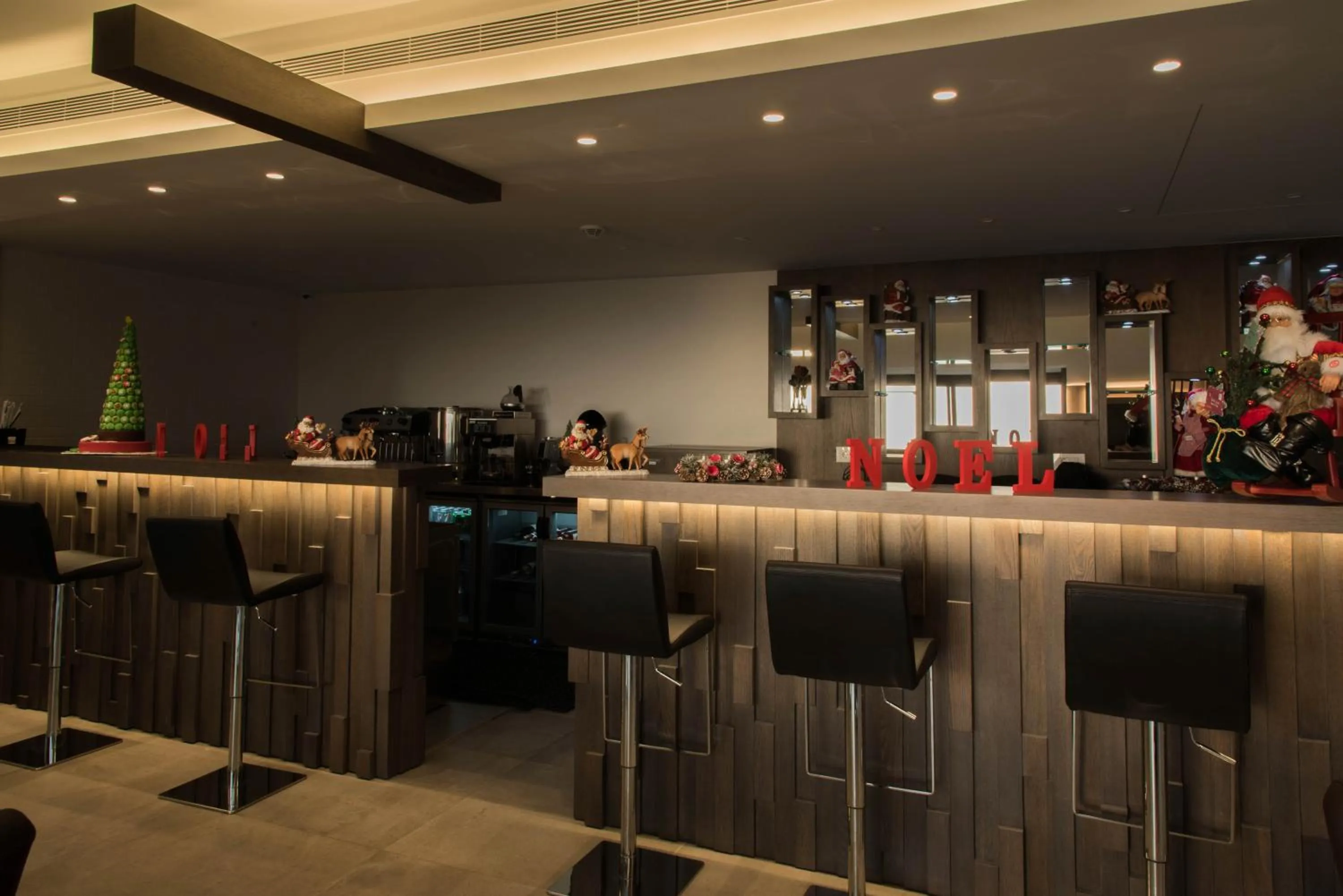 Lounge or bar in Maximus Hotel Byblos