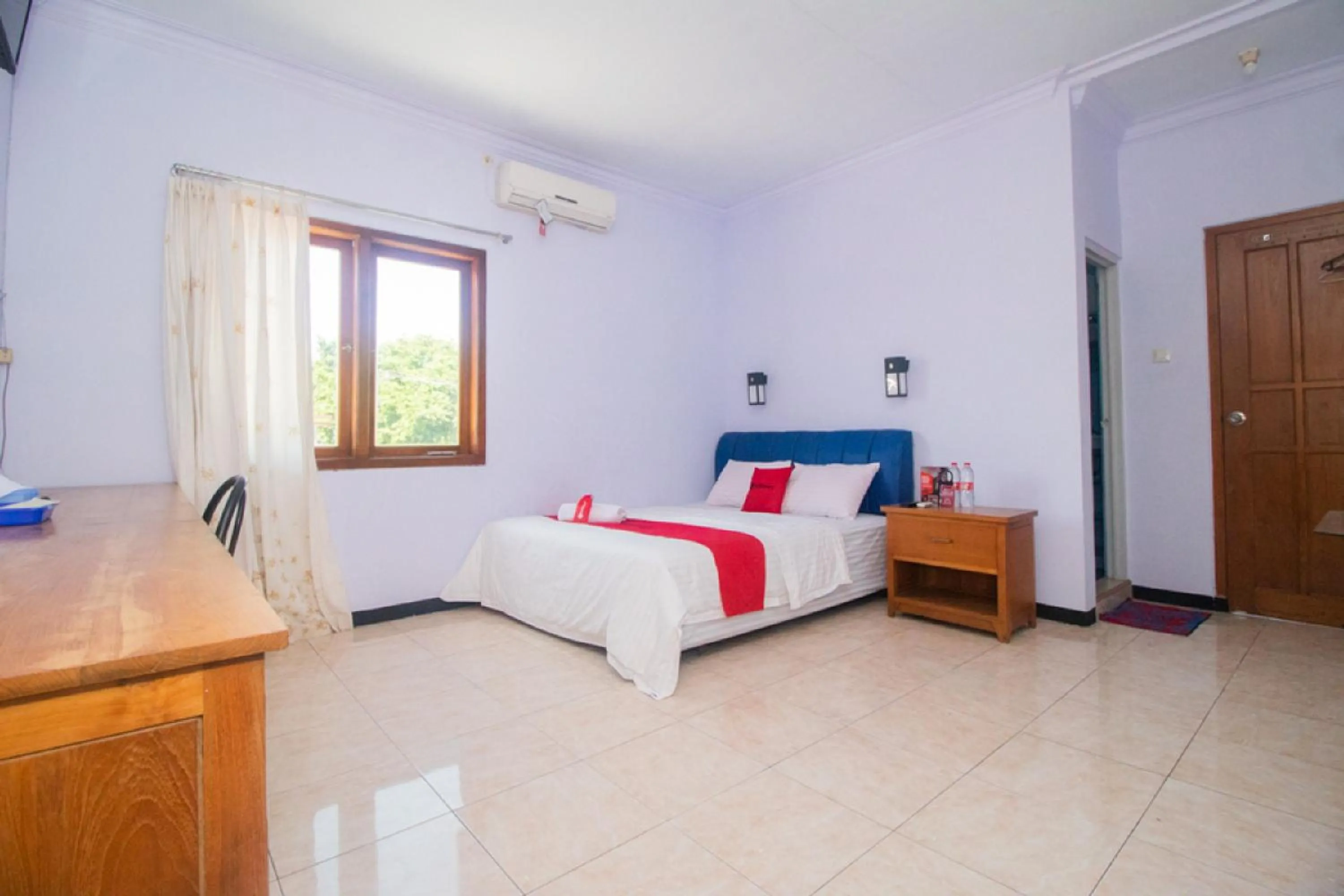 Bedroom, Bed in RedDoorz near Pantai Boom