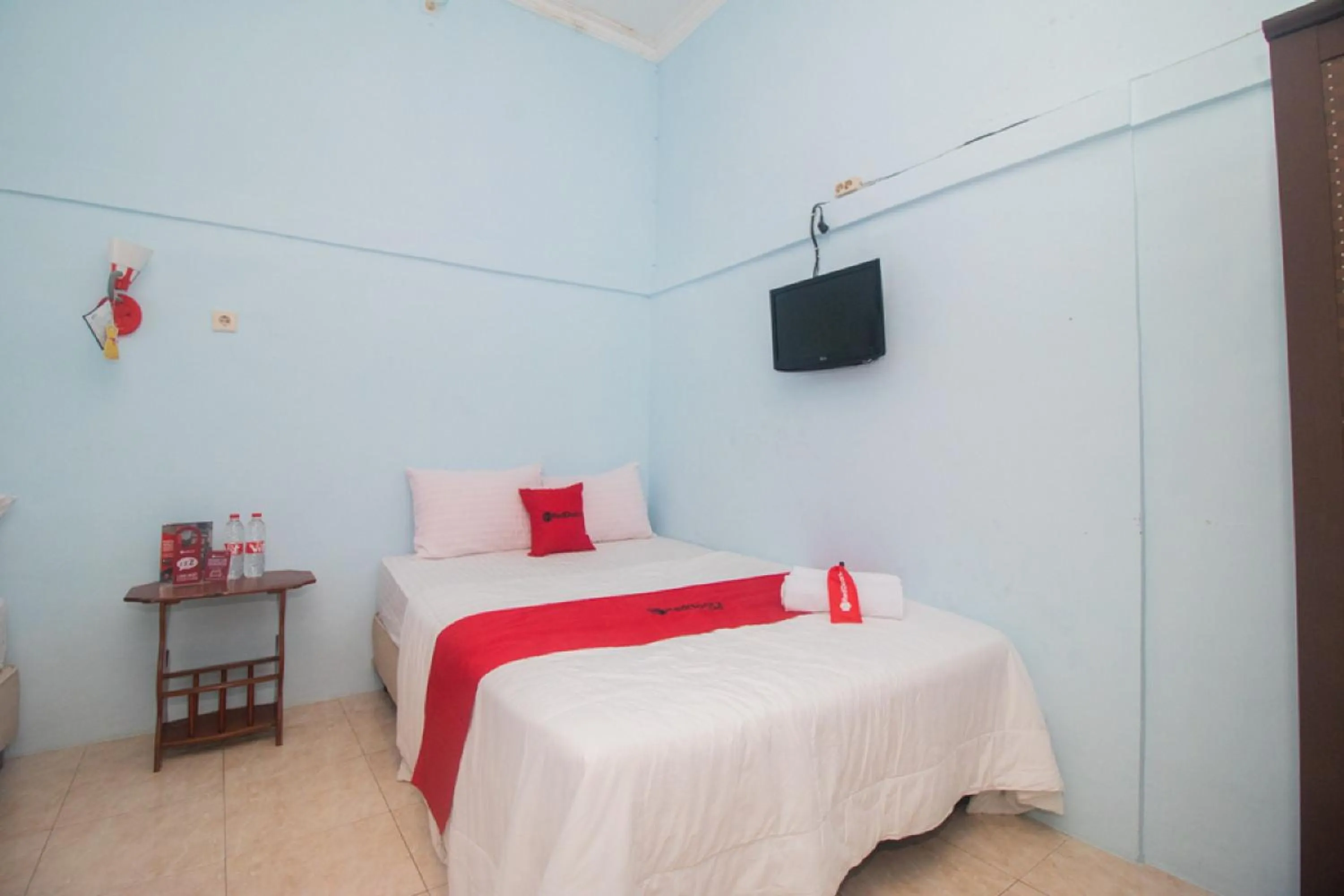 Bedroom, Bed in RedDoorz near Pantai Boom