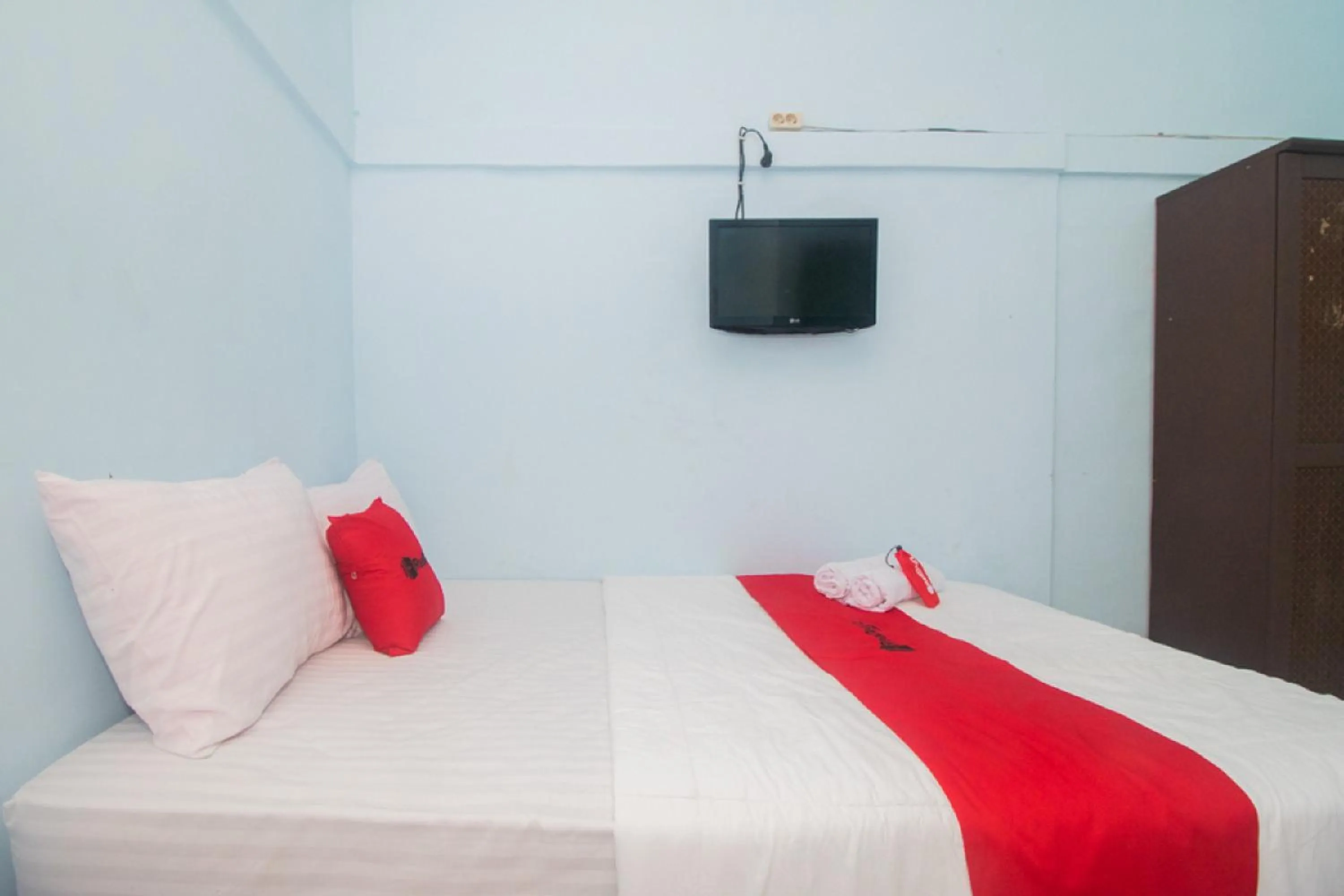 Bedroom, Bed in RedDoorz near Pantai Boom