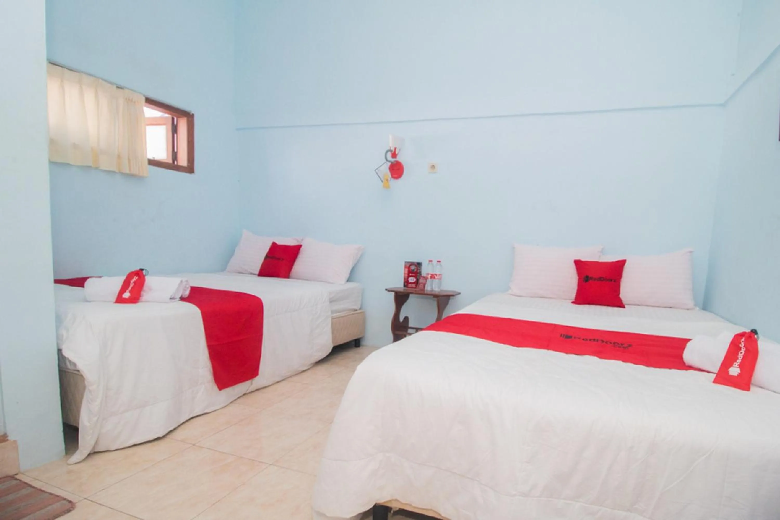Bedroom, Bed in RedDoorz near Pantai Boom