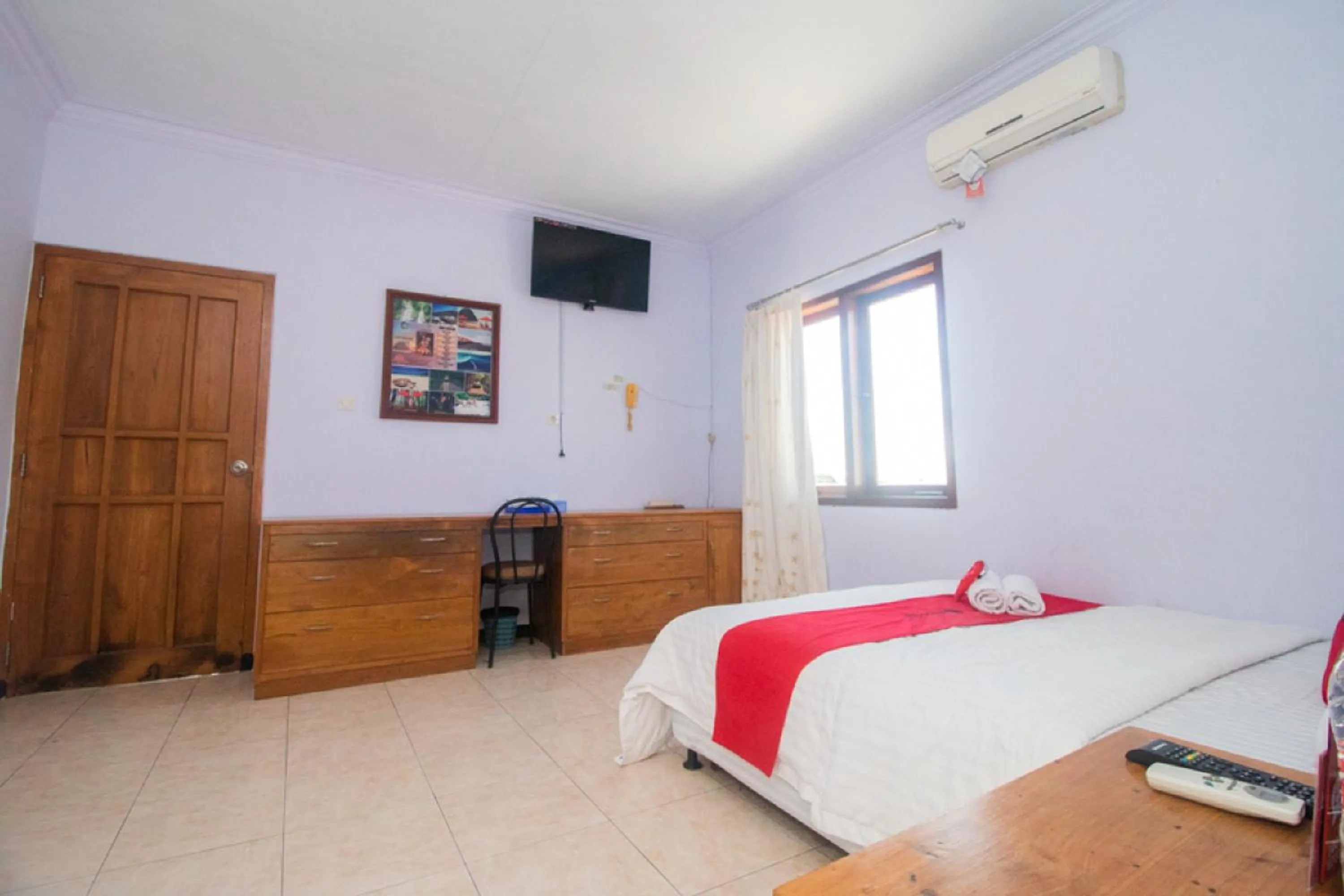 Bedroom, Bed in RedDoorz near Pantai Boom