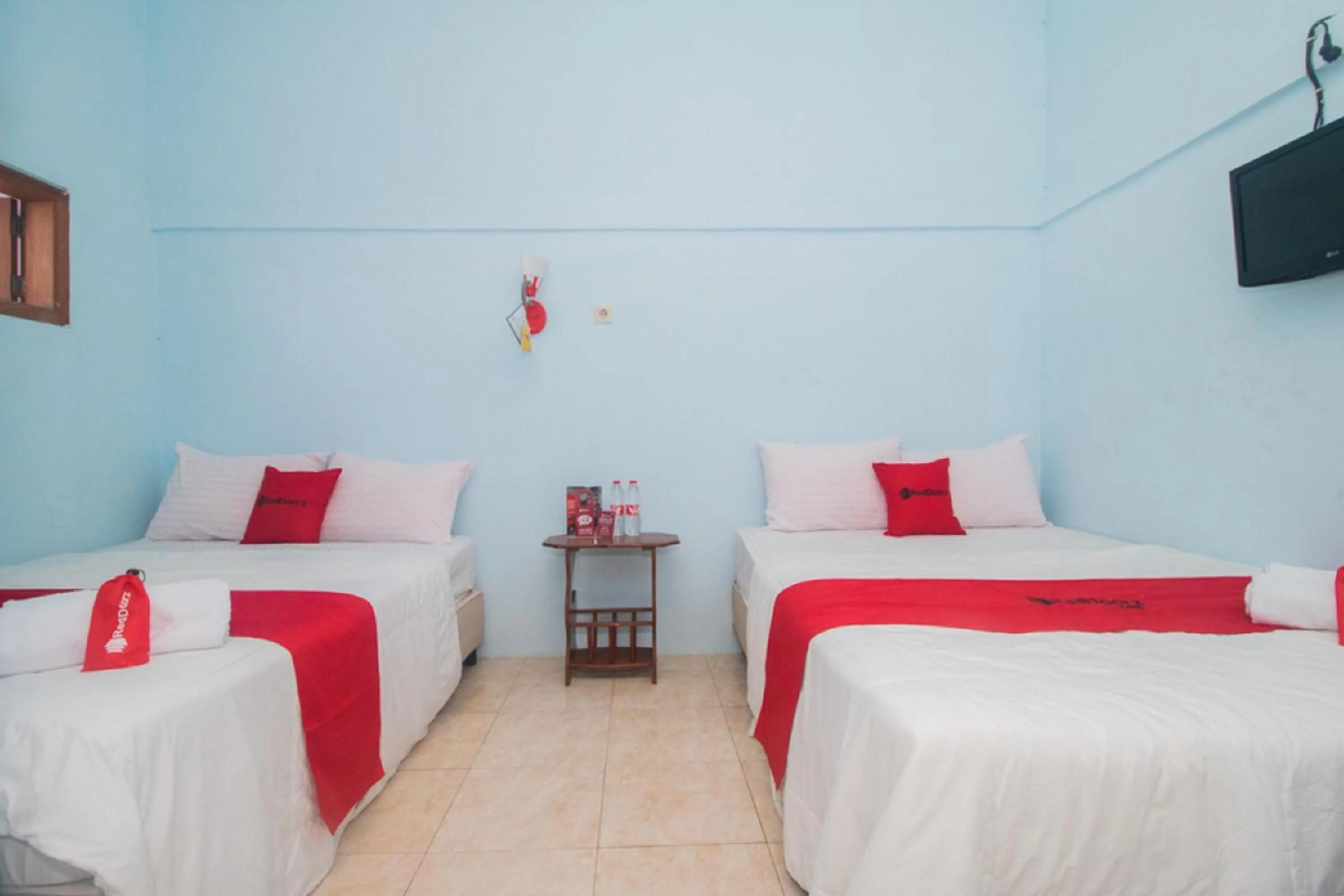 Bedroom, Bed in RedDoorz near Pantai Boom
