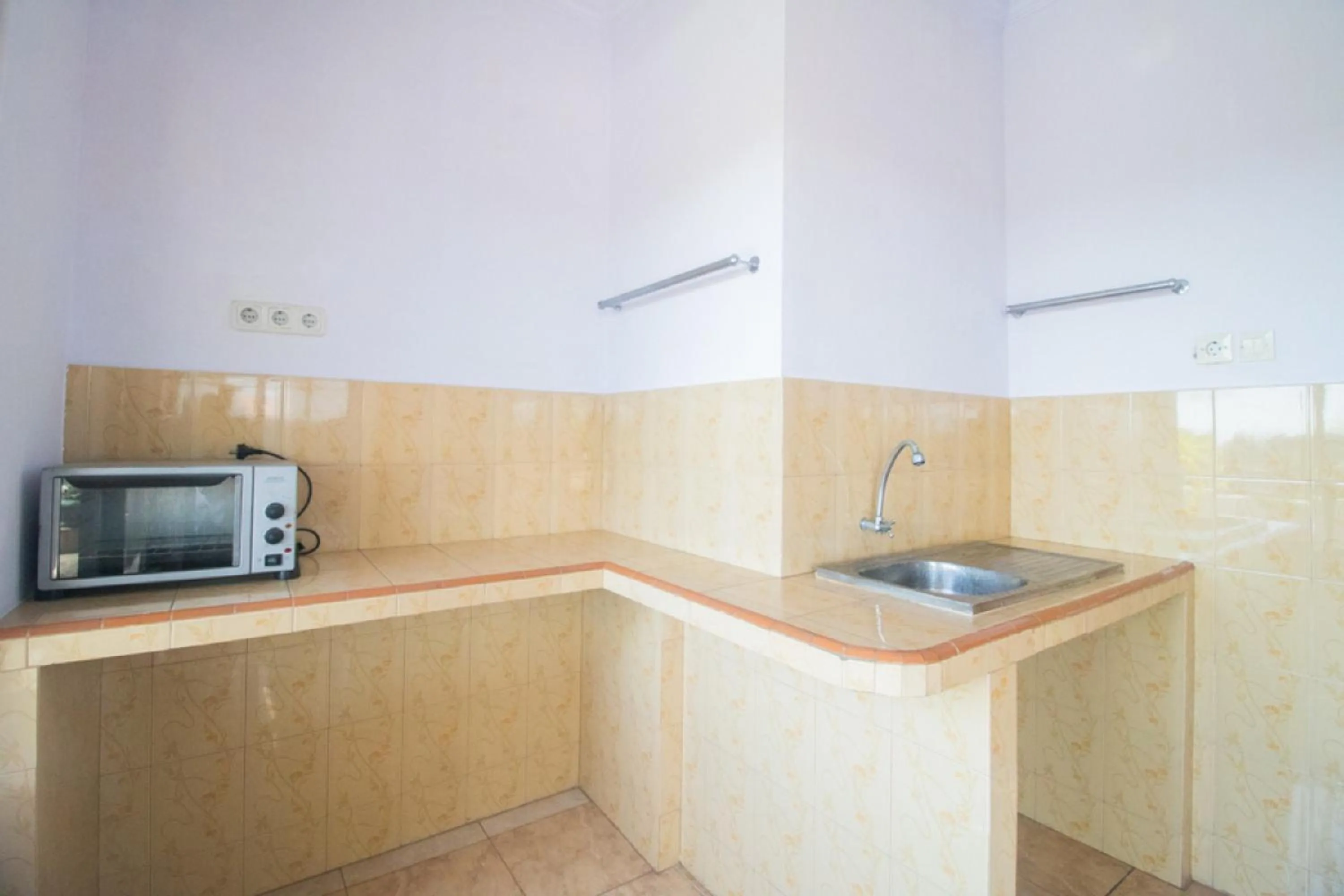 Kitchen or kitchenette in RedDoorz near Pantai Boom