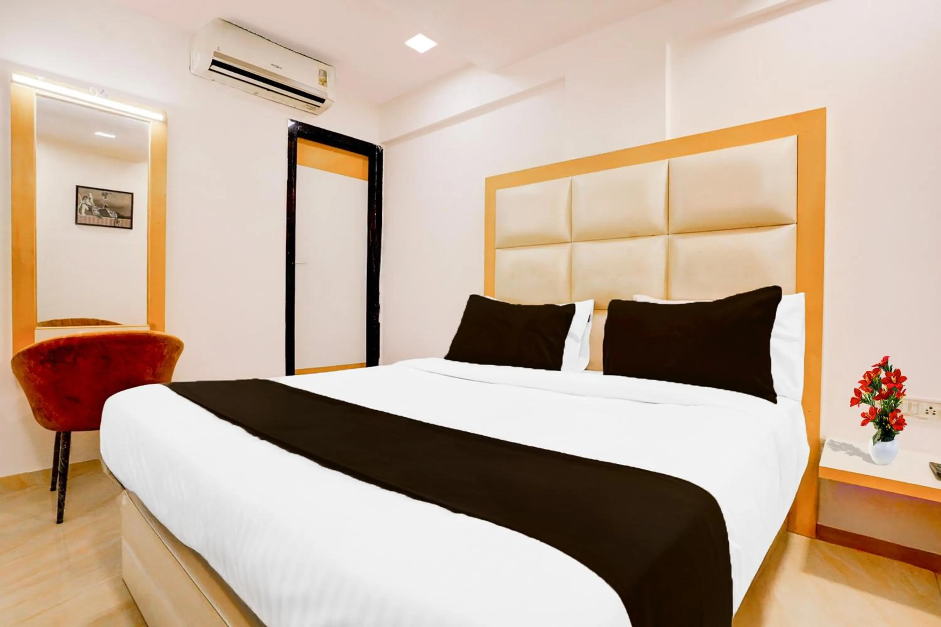 Bedroom, Bed in Super Collection O Andheri West Near KokilaBen Hospital