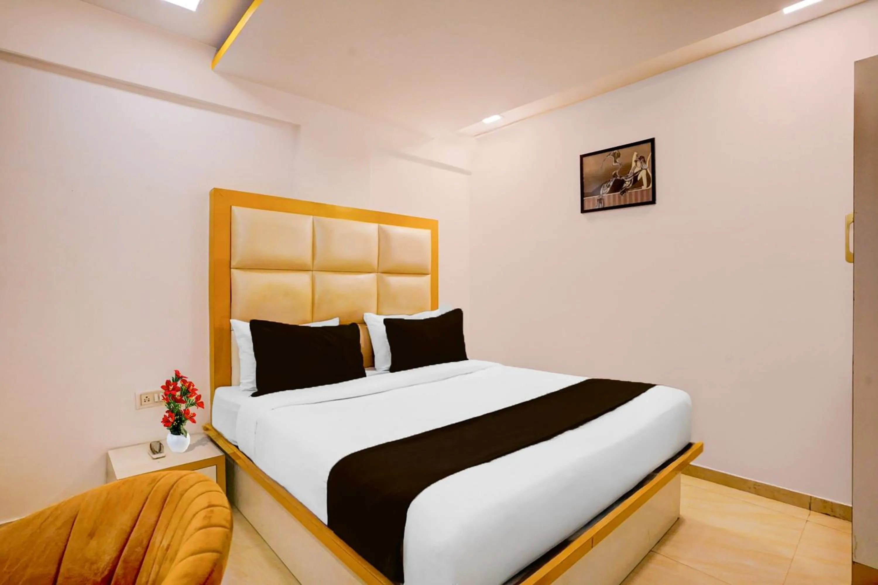 Bedroom, Bed in Super Collection O Andheri West Near KokilaBen Hospital