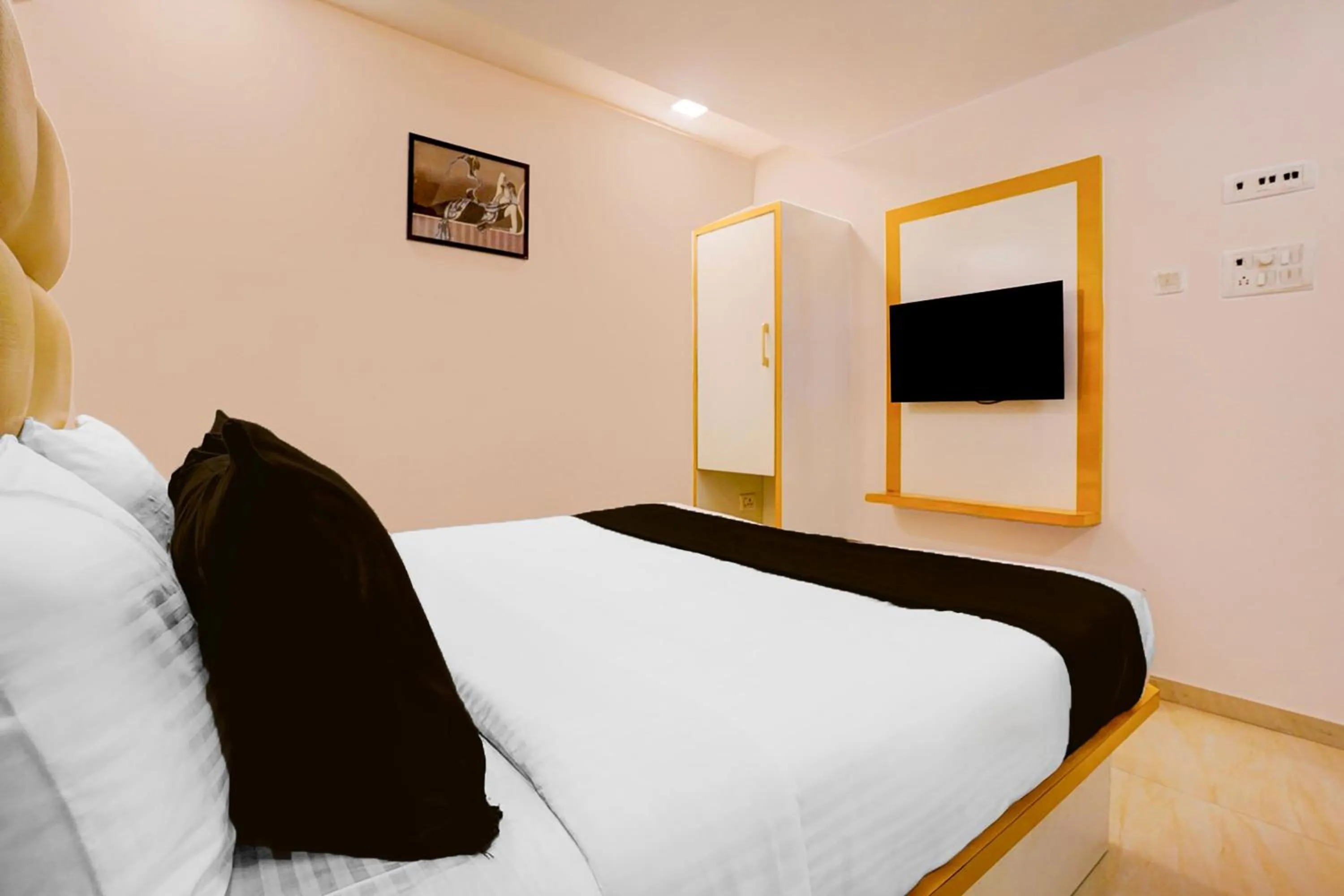 Bedroom, Bed in Super Collection O Andheri West Near KokilaBen Hospital