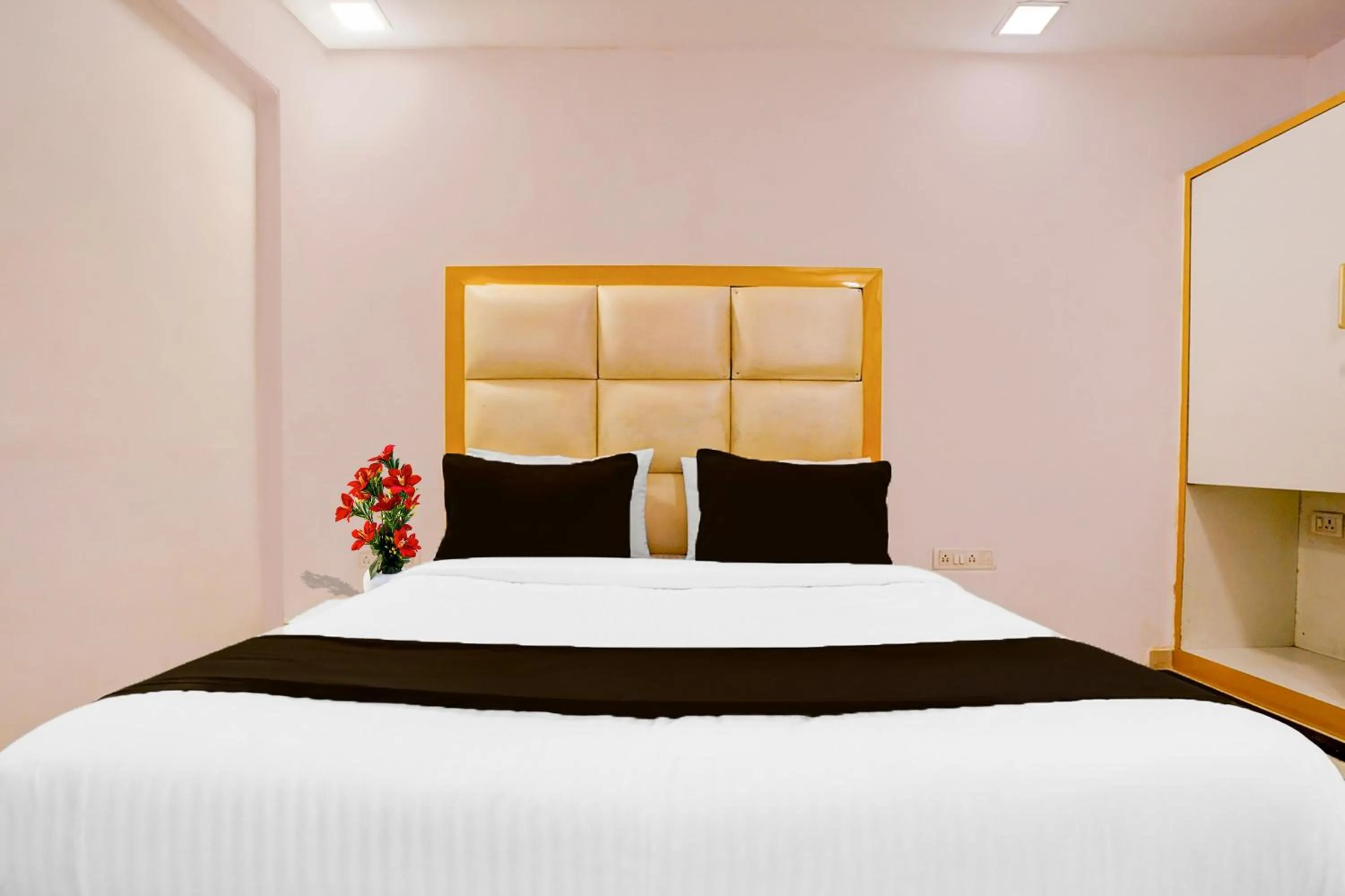 Bedroom, Bed in Super Collection O Andheri West Near KokilaBen Hospital