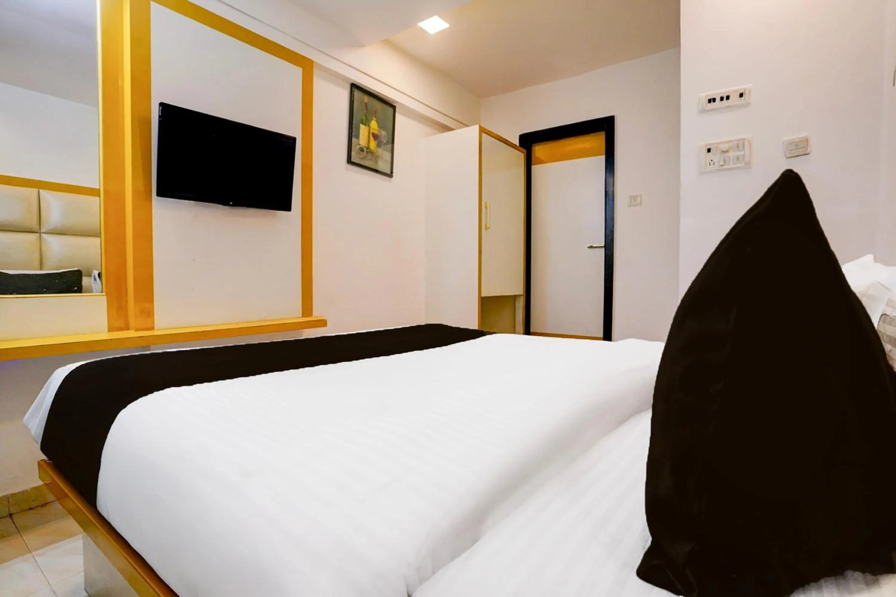 Bedroom, Bed in Super Collection O Andheri West Near KokilaBen Hospital