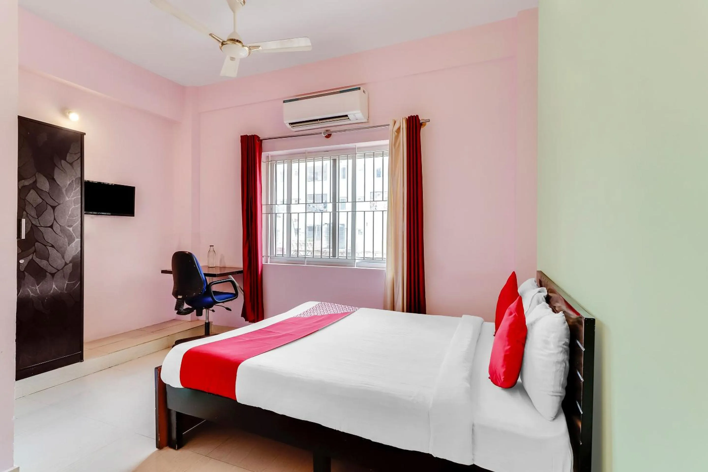 Bedroom, Bed in Hotel O Aaira Inn