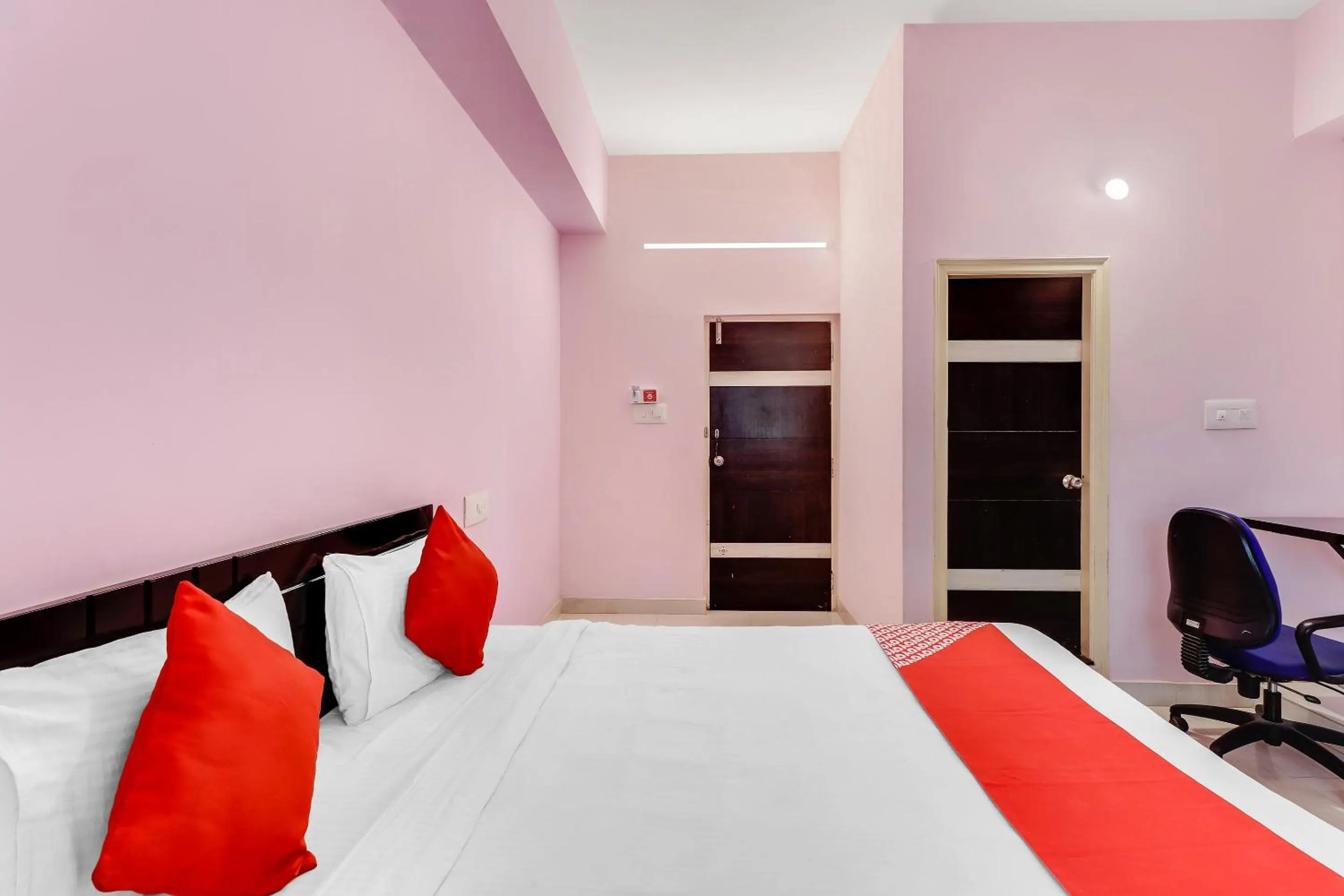 Bedroom, Bed in Hotel O Aaira Inn