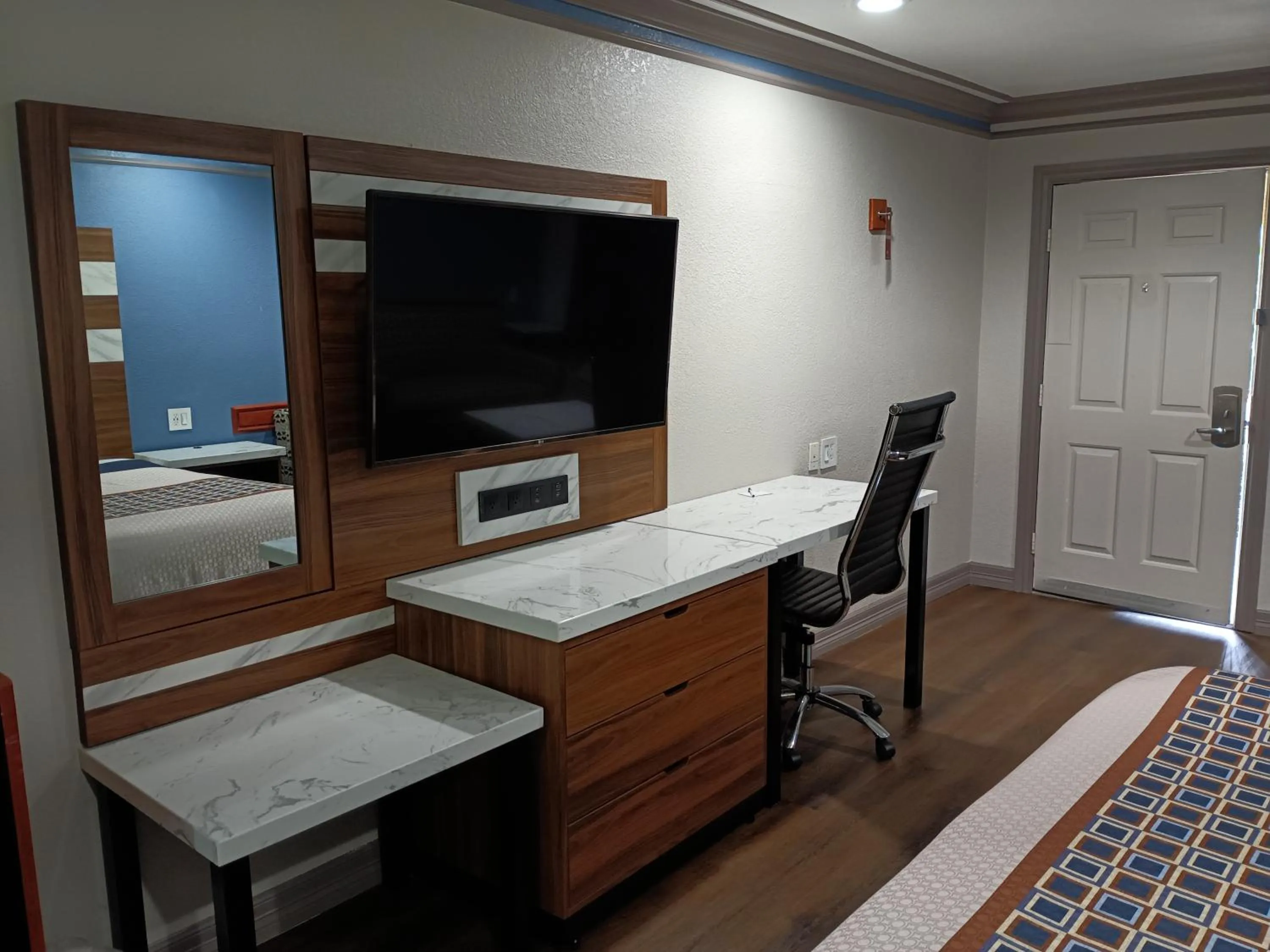 TV and multimedia in Americas Best Value Inn & Suites-Alvin/Houston