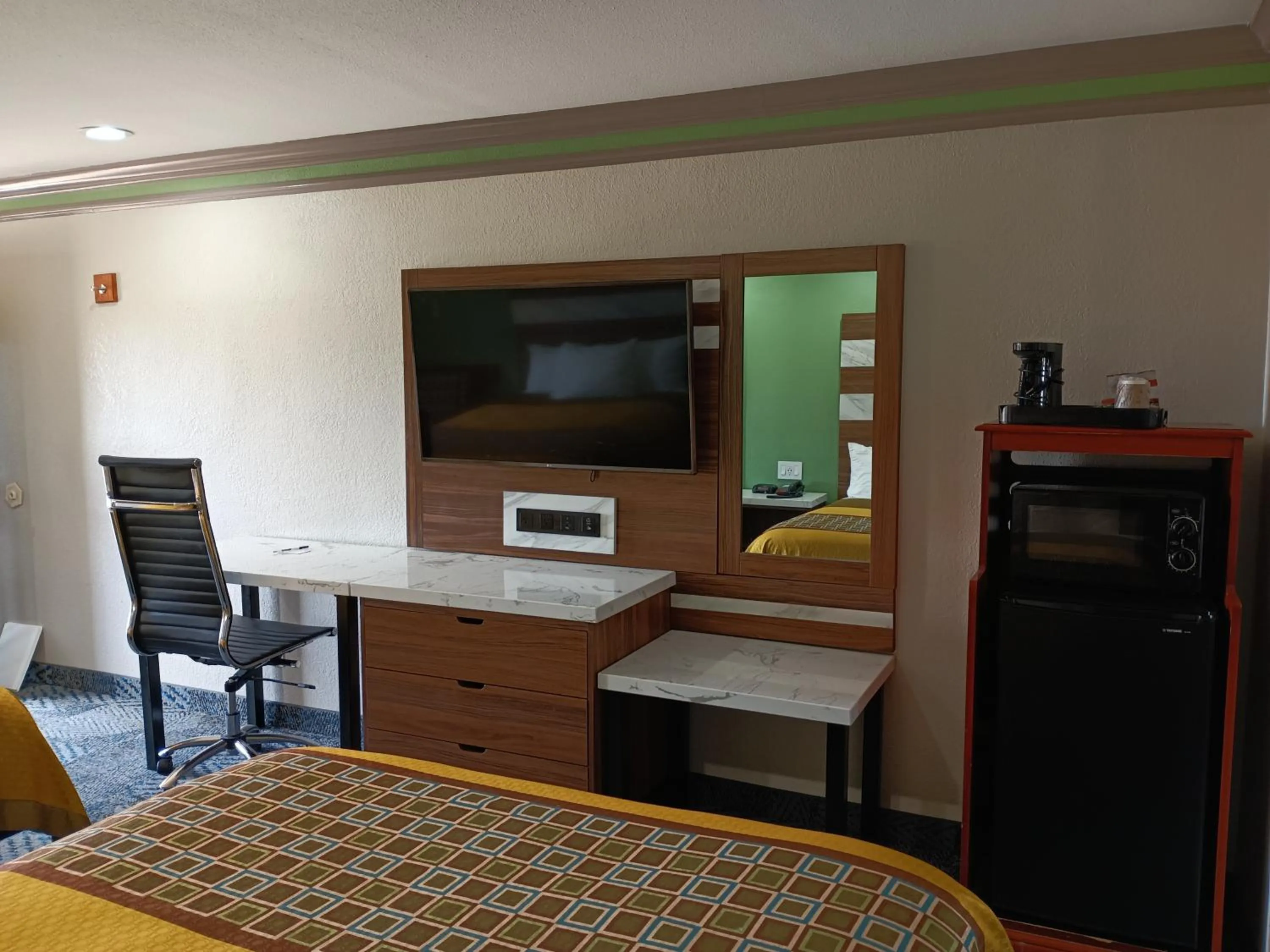 TV and multimedia, Bed in Americas Best Value Inn & Suites-Alvin/Houston