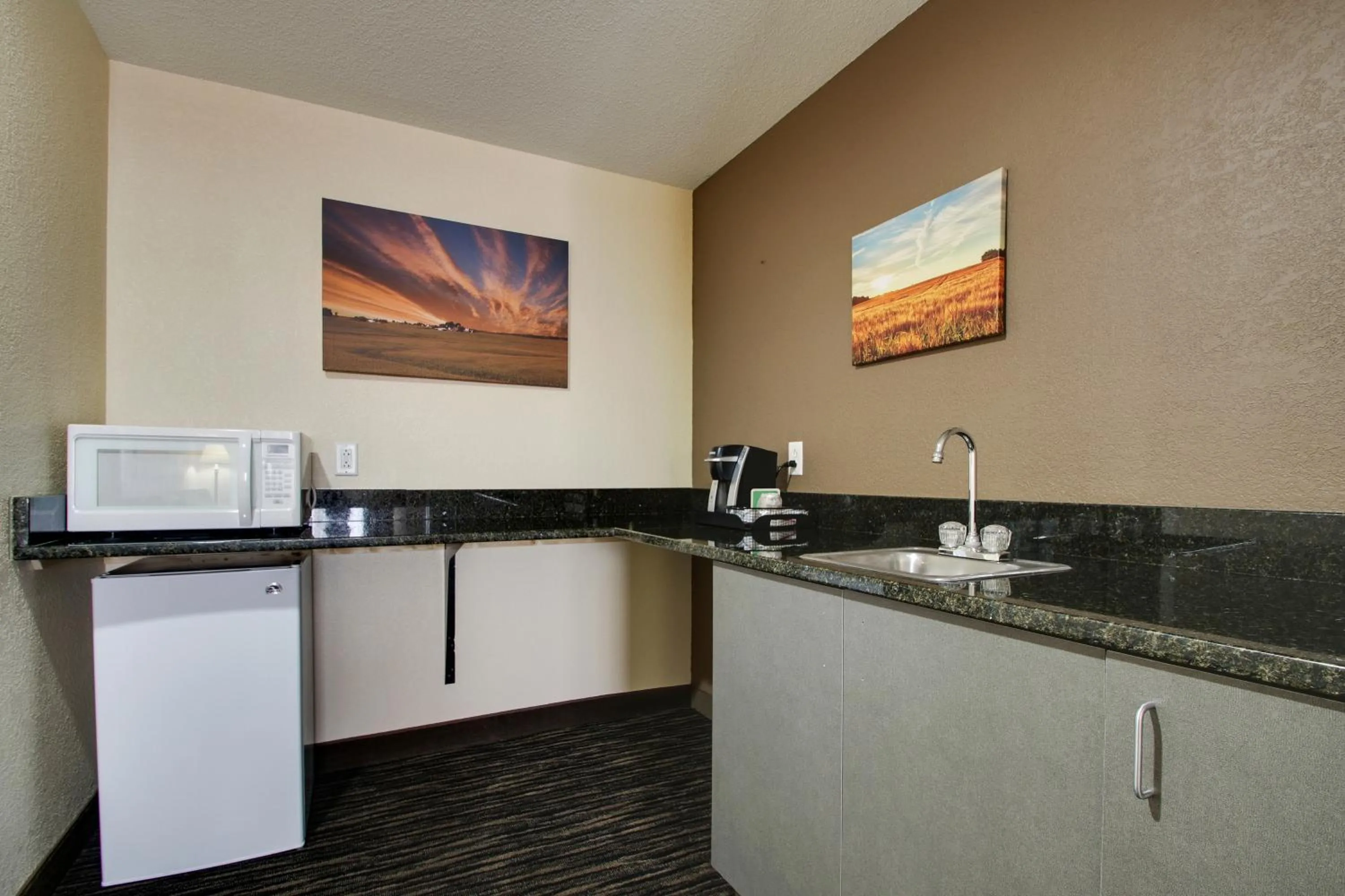 EverSpring Inn & Suites