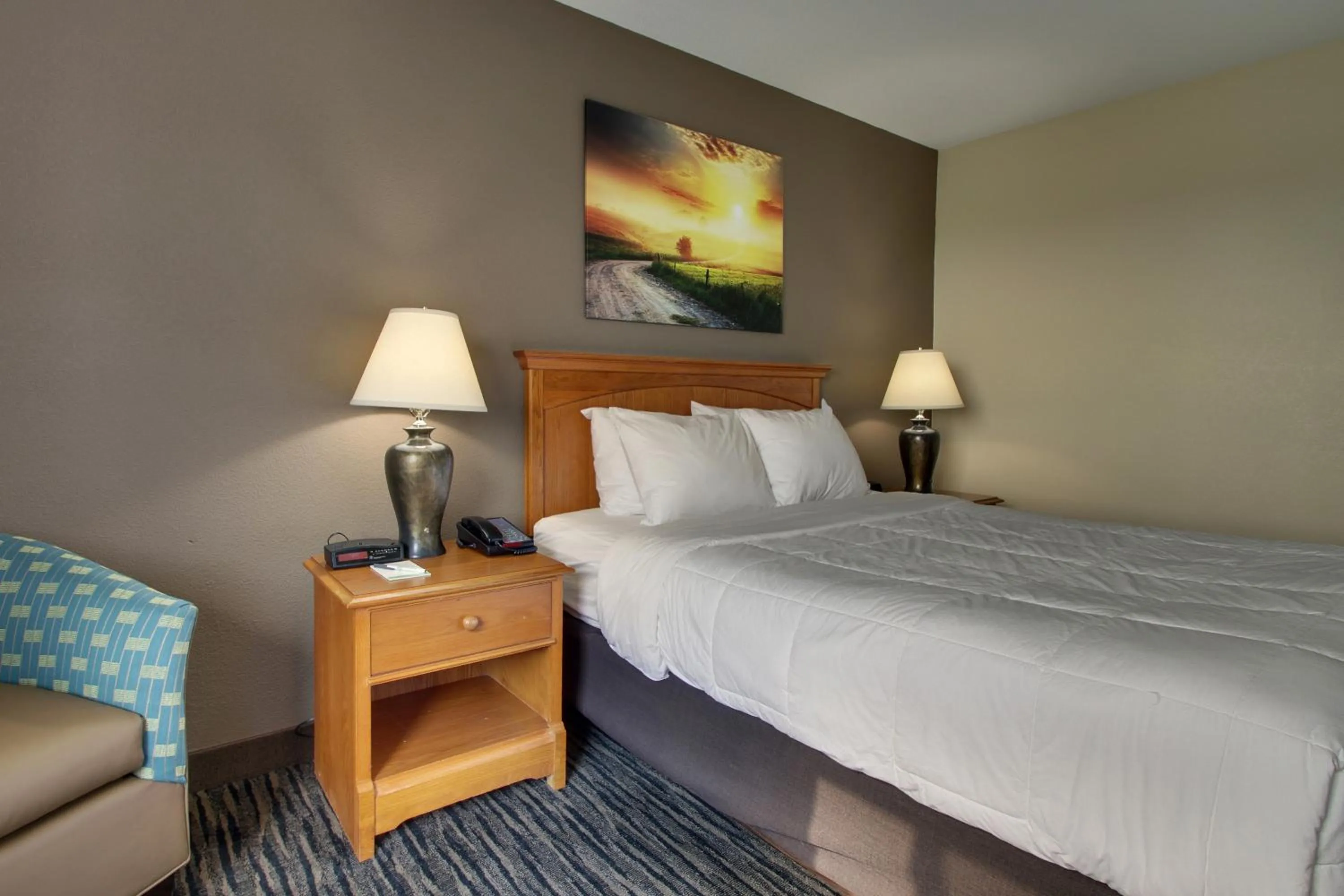 Bed in EverSpring Inn & Suites