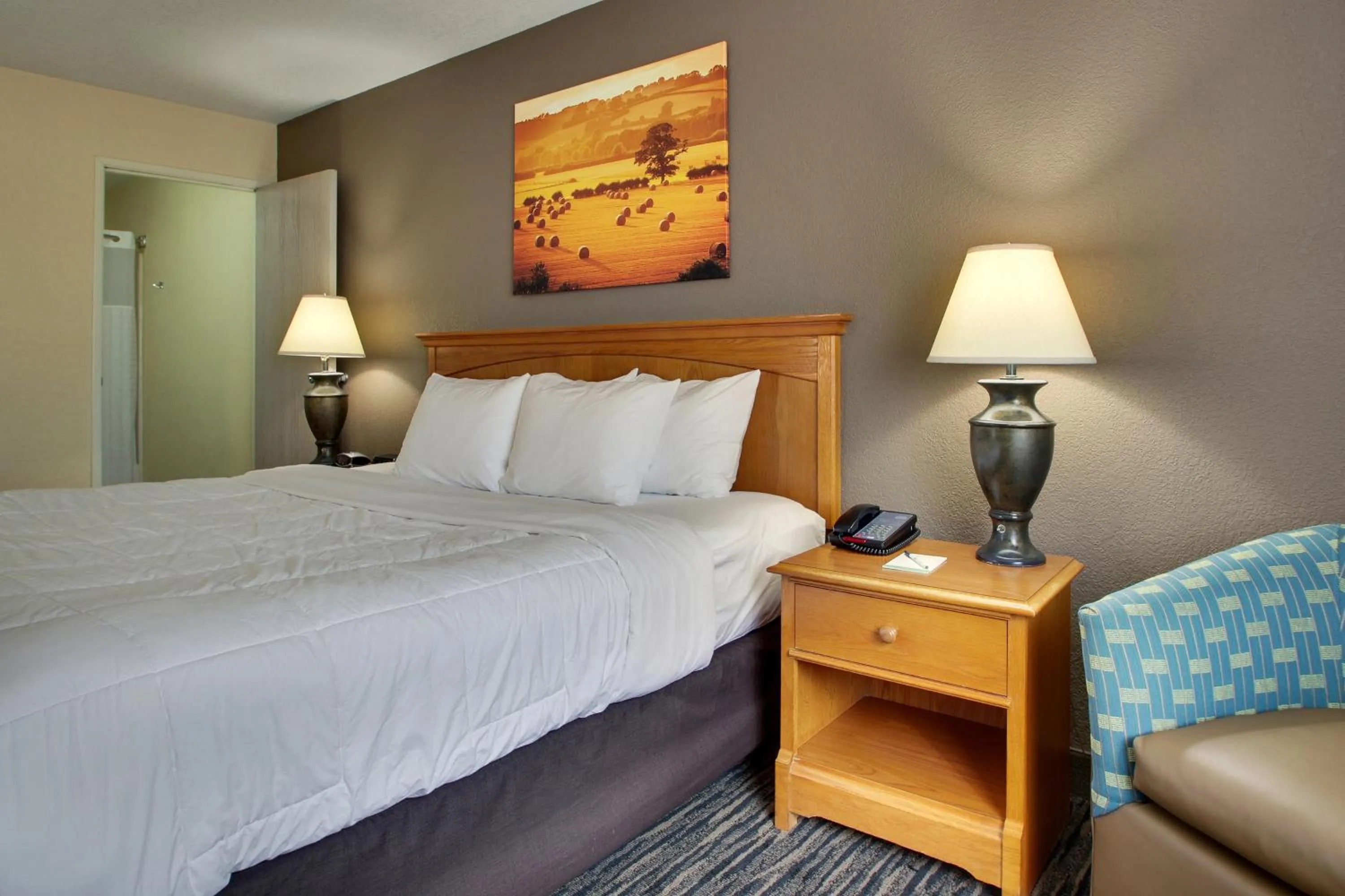 Bed in EverSpring Inn & Suites