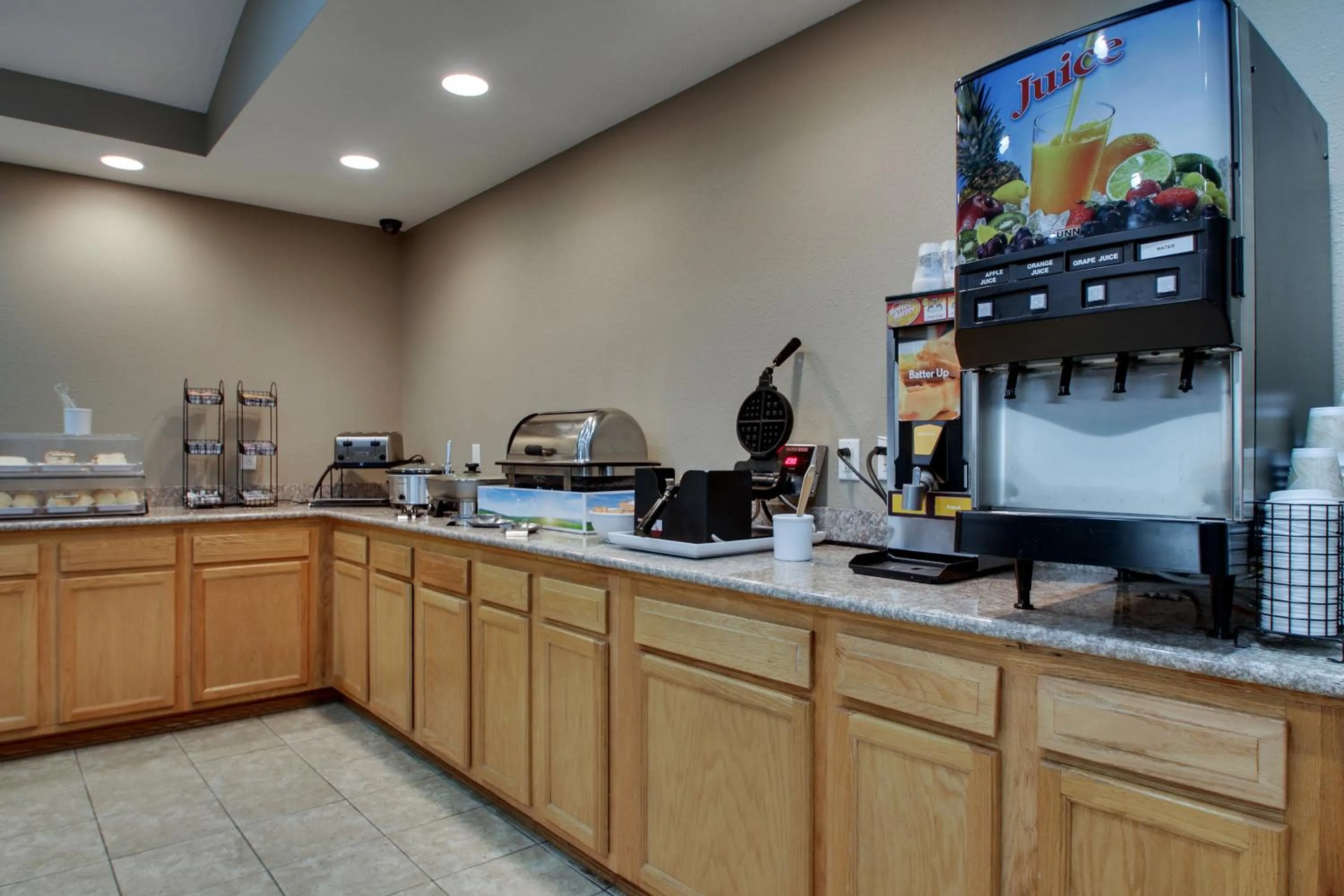 Breakfast in EverSpring Inn & Suites