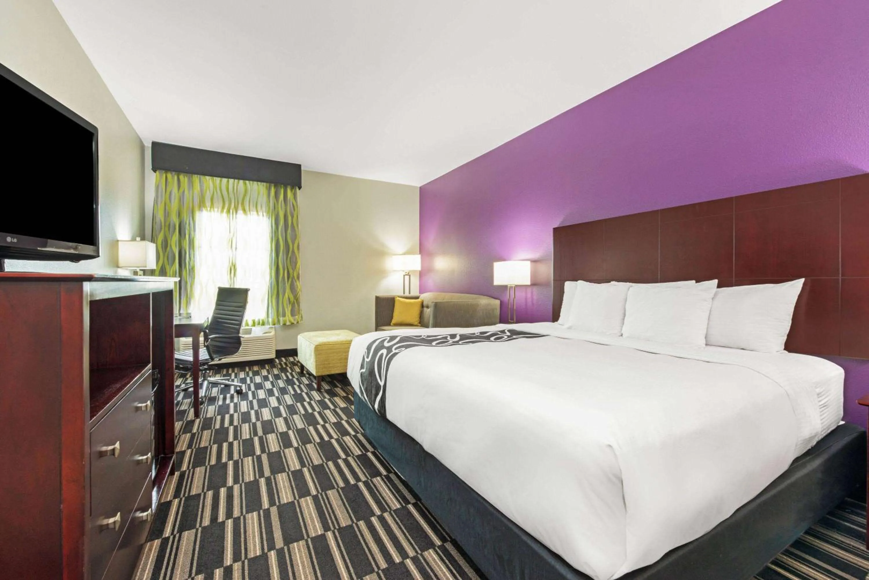 Photo of the whole room, Bed in La Quinta by Wyndham Bridge City-Orange