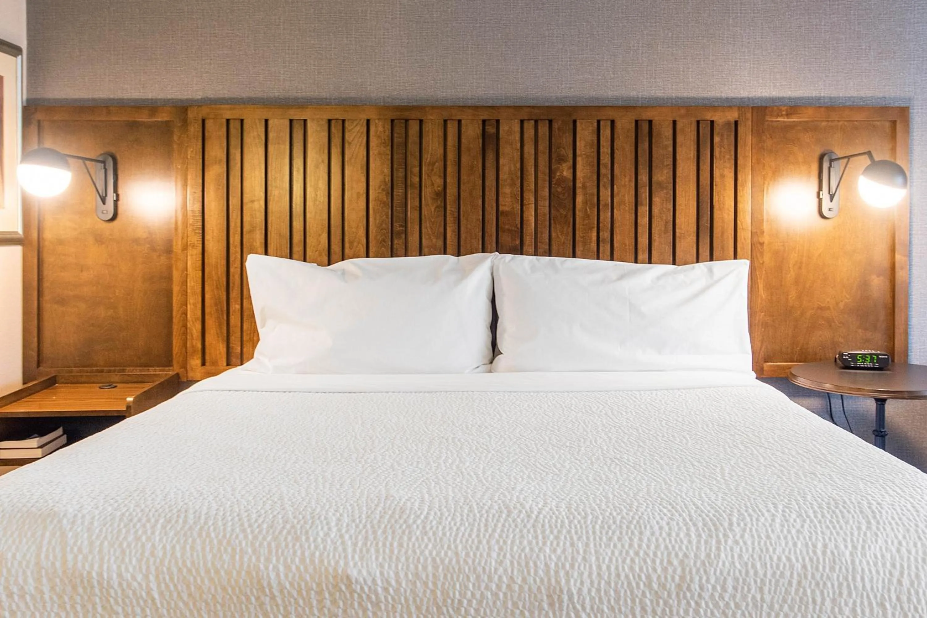 Photo of the whole room, Bed in Four Points by Sheraton Melville Long Island