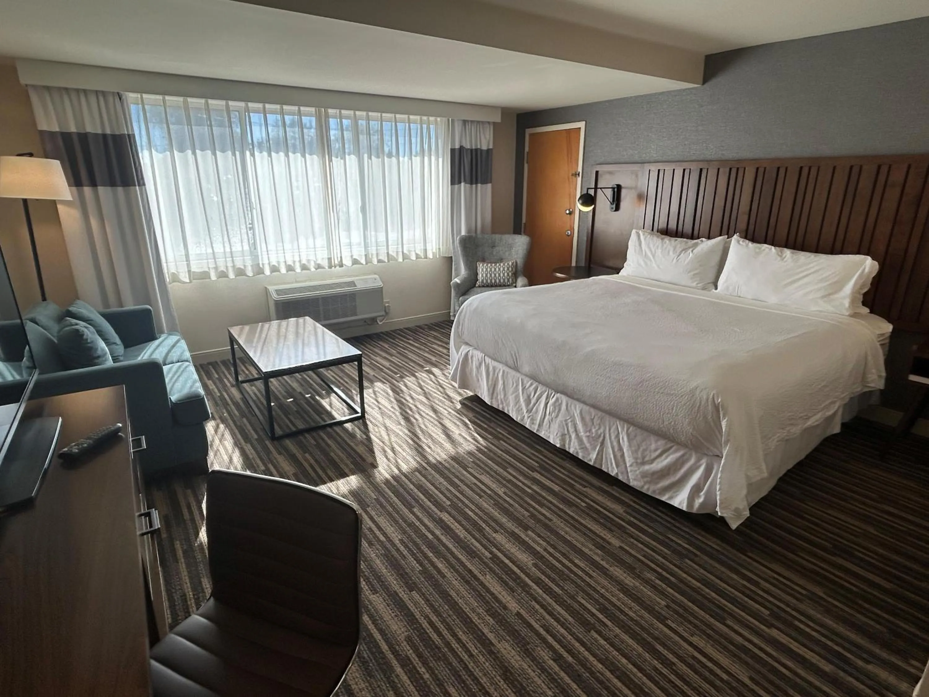 Bedroom, Bed in Best Western Premier Plainview-Long Island Hotel