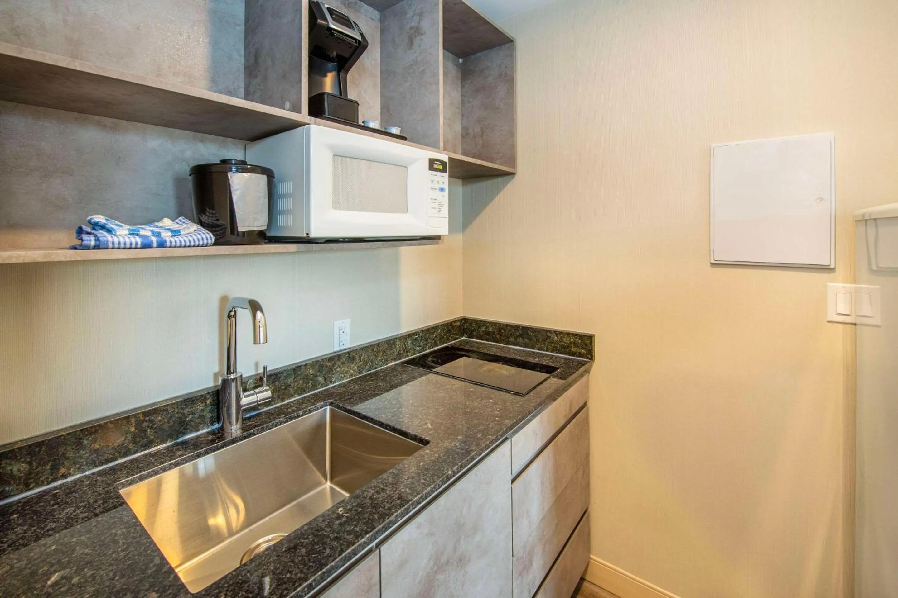 Bedroom in Econo Lodge Inn & Suites