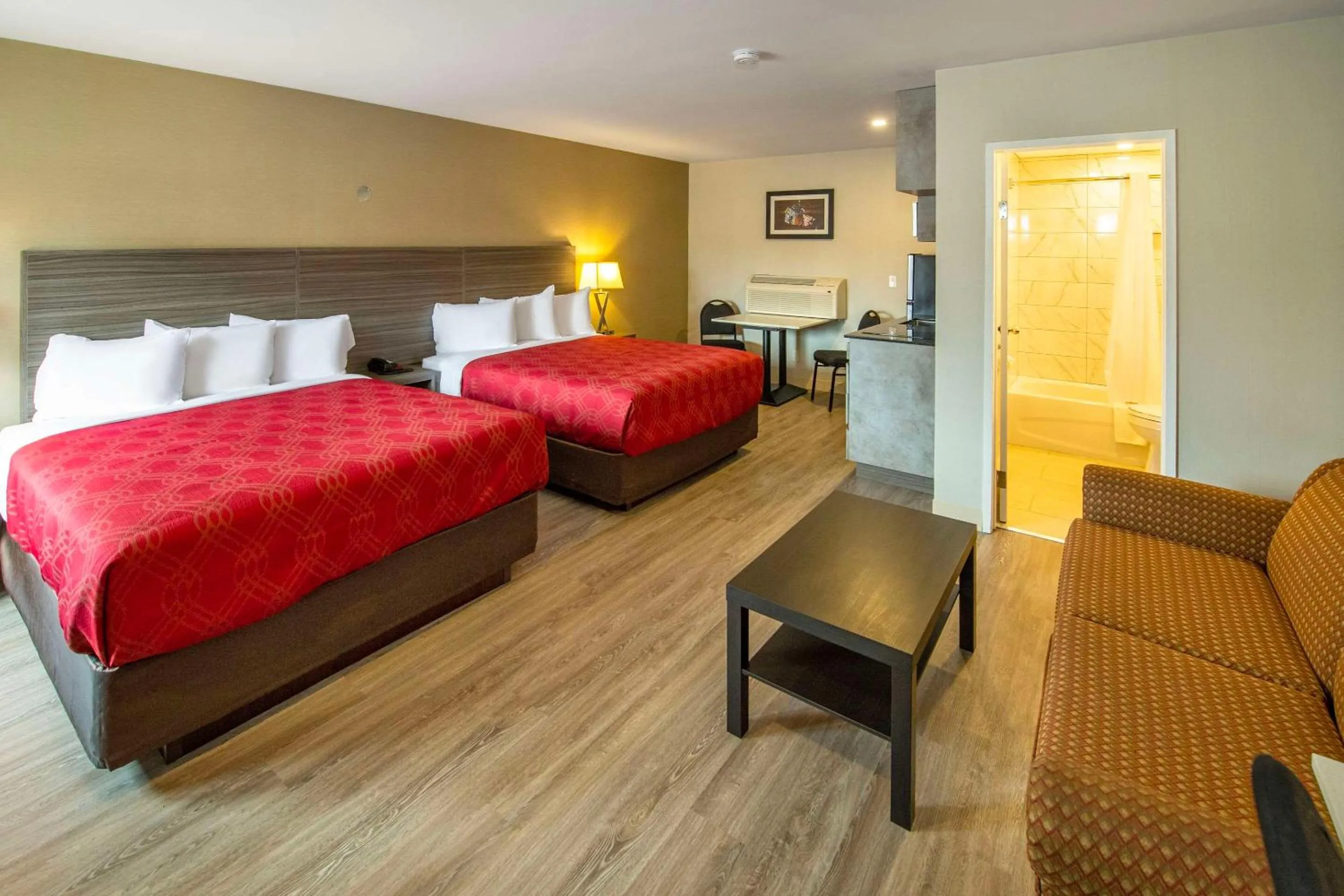 Bedroom, Bed in Econo Lodge Inn & Suites