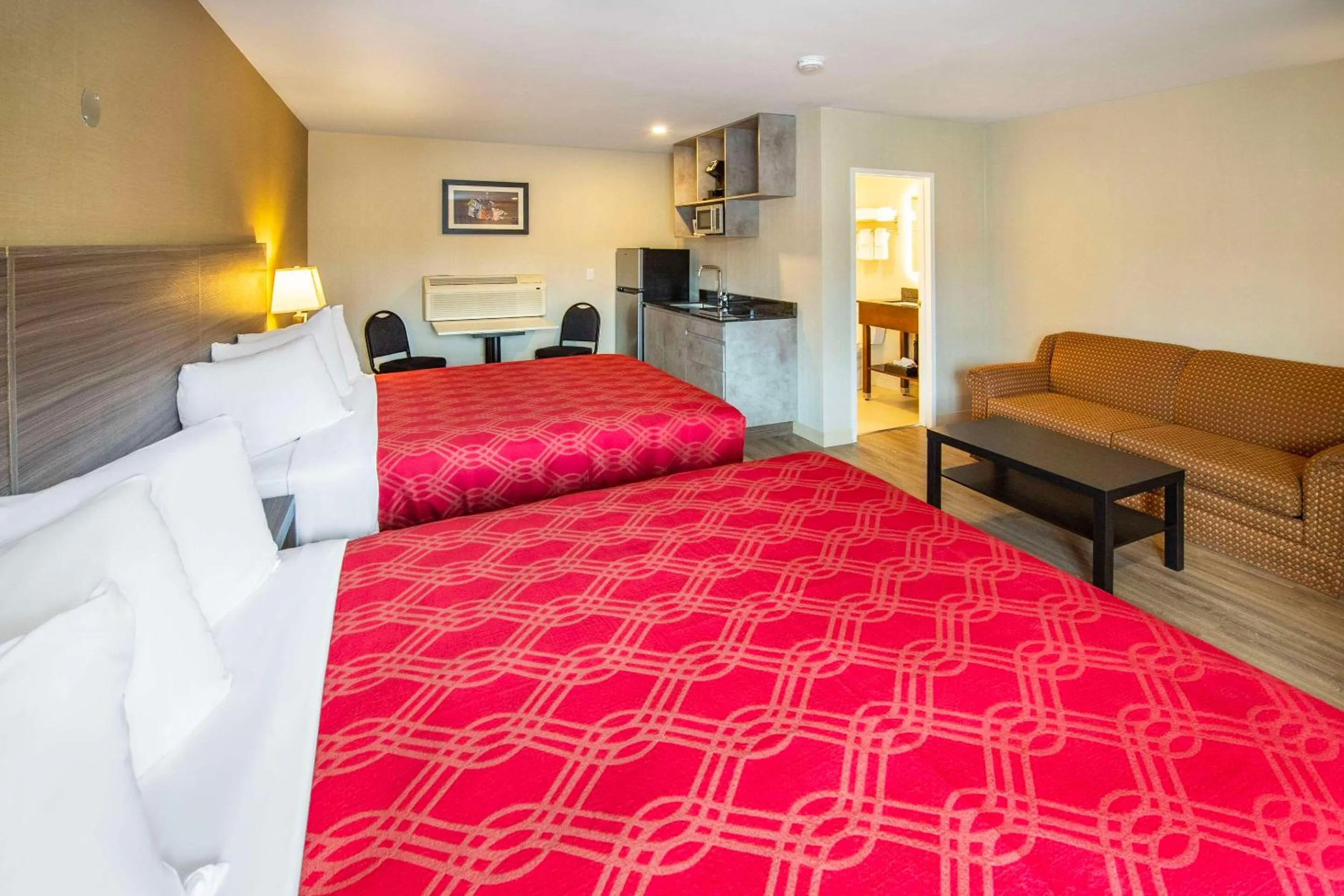 Bedroom, Bed in Econo Lodge Inn & Suites