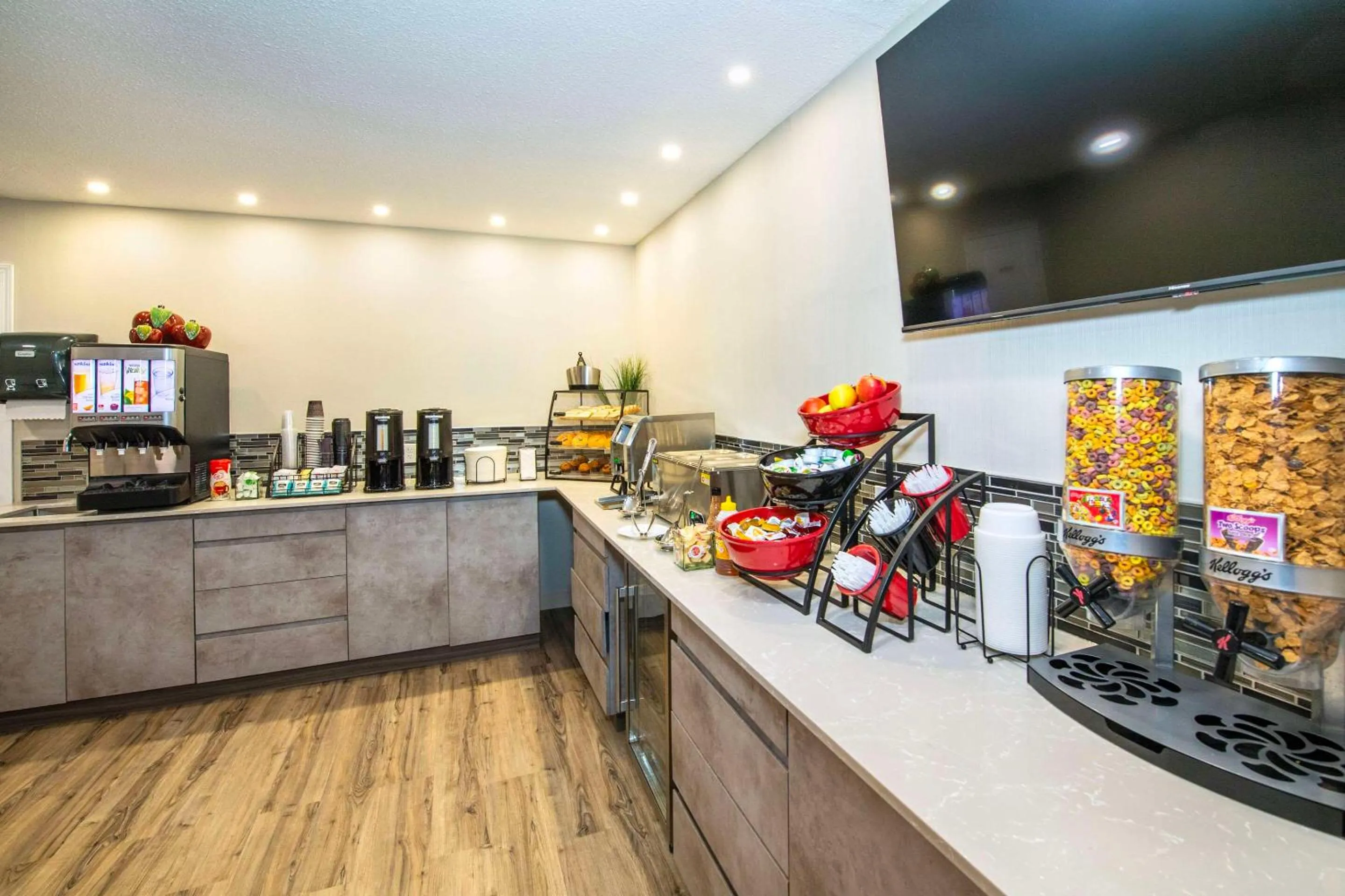 Breakfast in Econo Lodge Inn & Suites