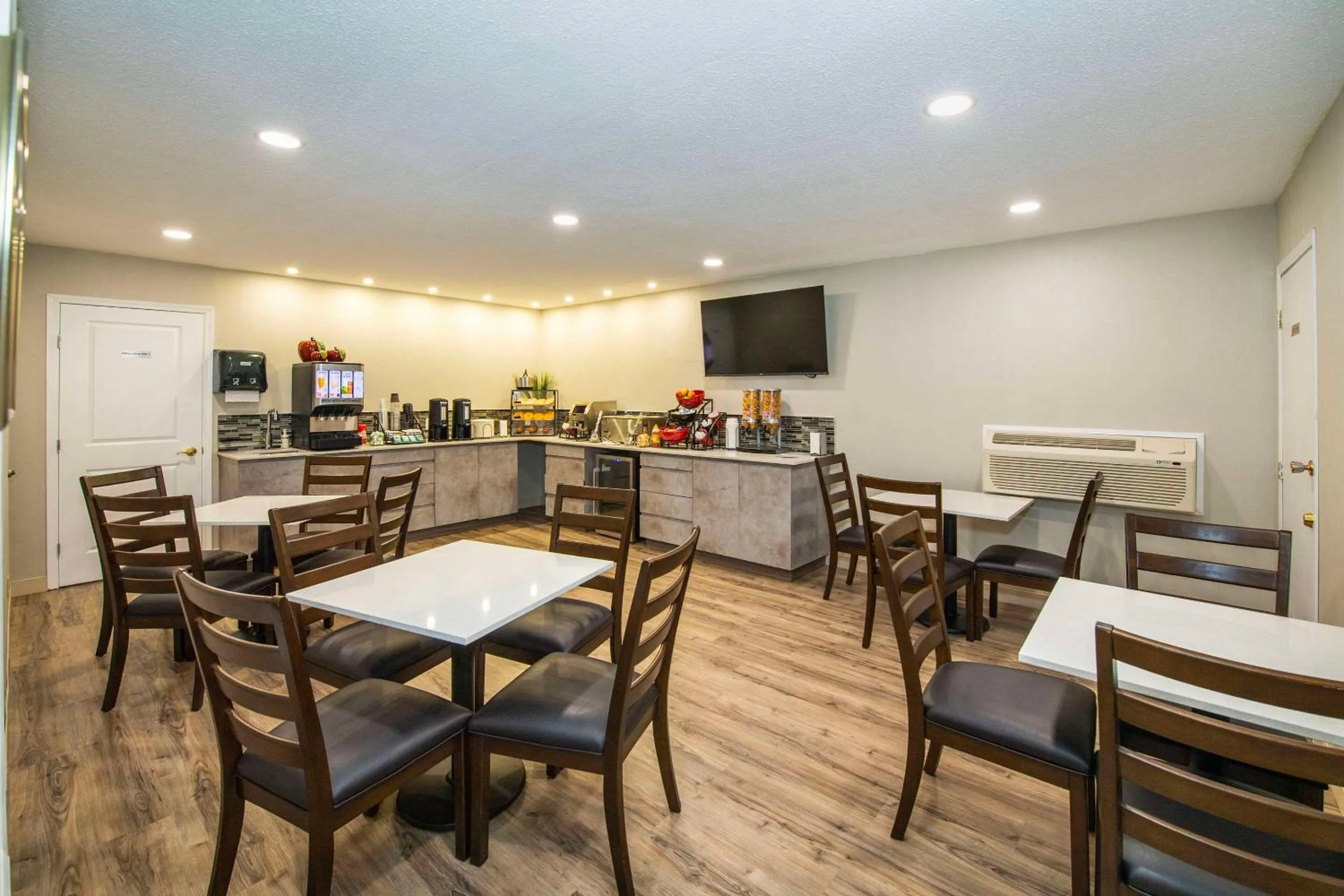 Breakfast in Econo Lodge Inn & Suites