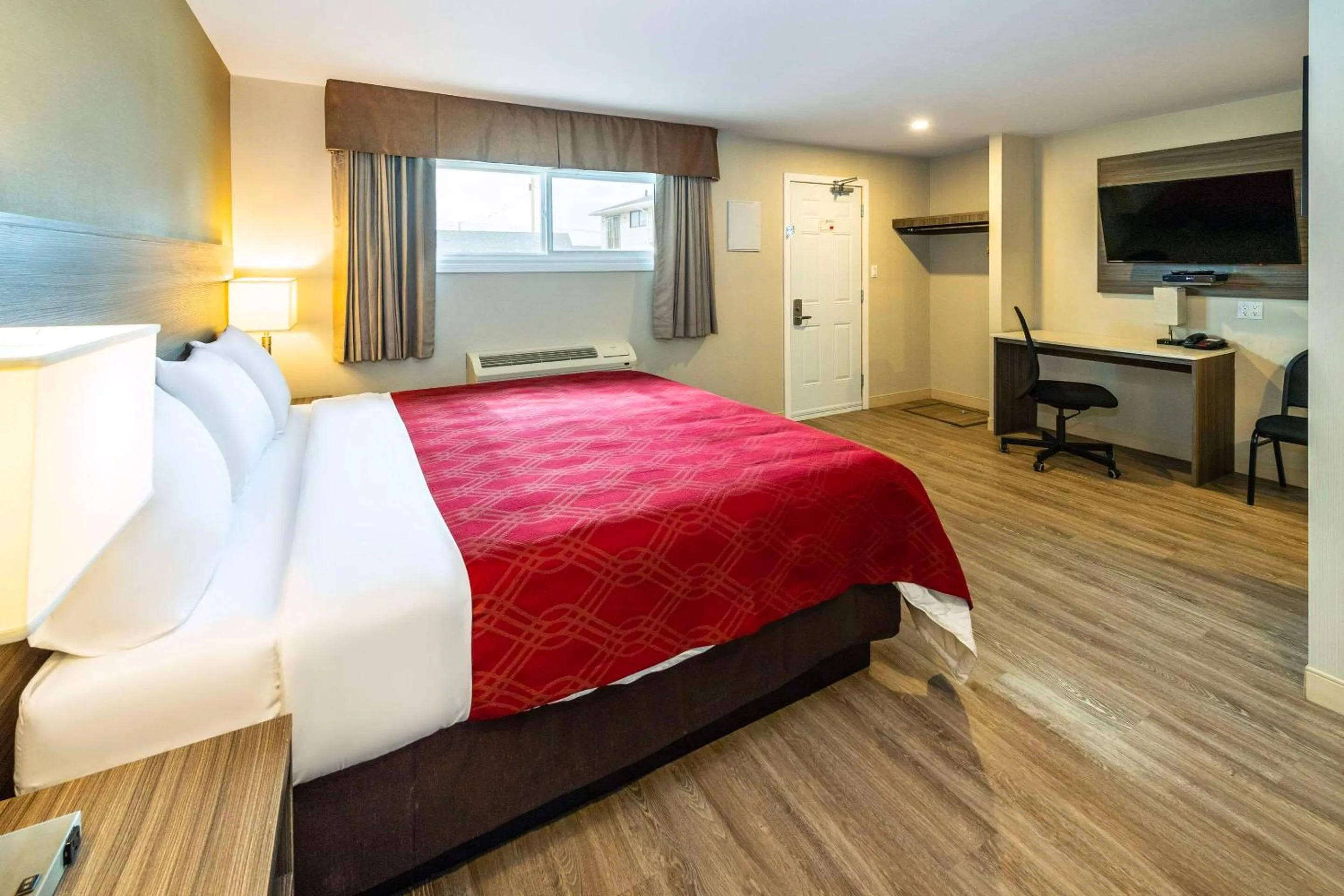 Bedroom, Bed in Econo Lodge Inn & Suites