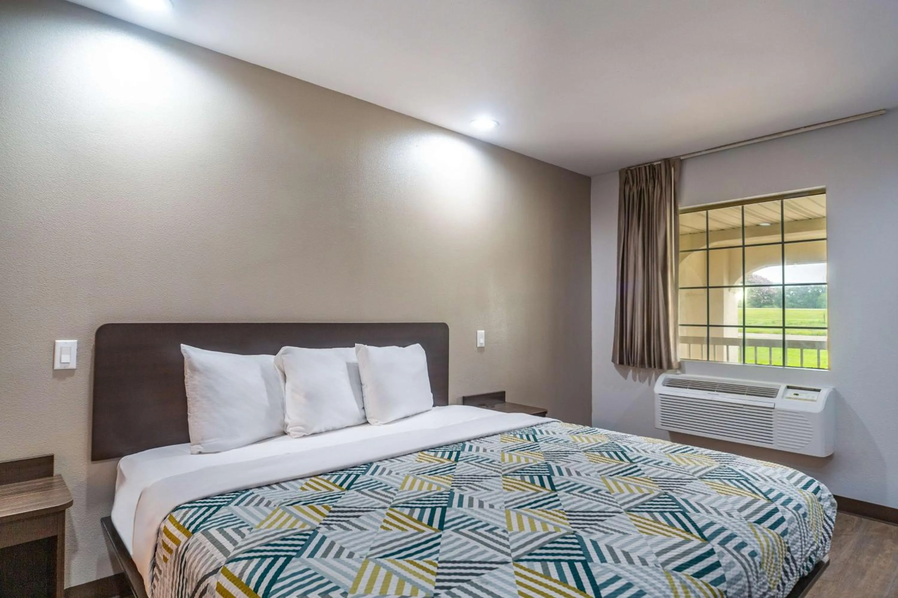 Bedroom, Bed in Motel 6-Livingston, TX