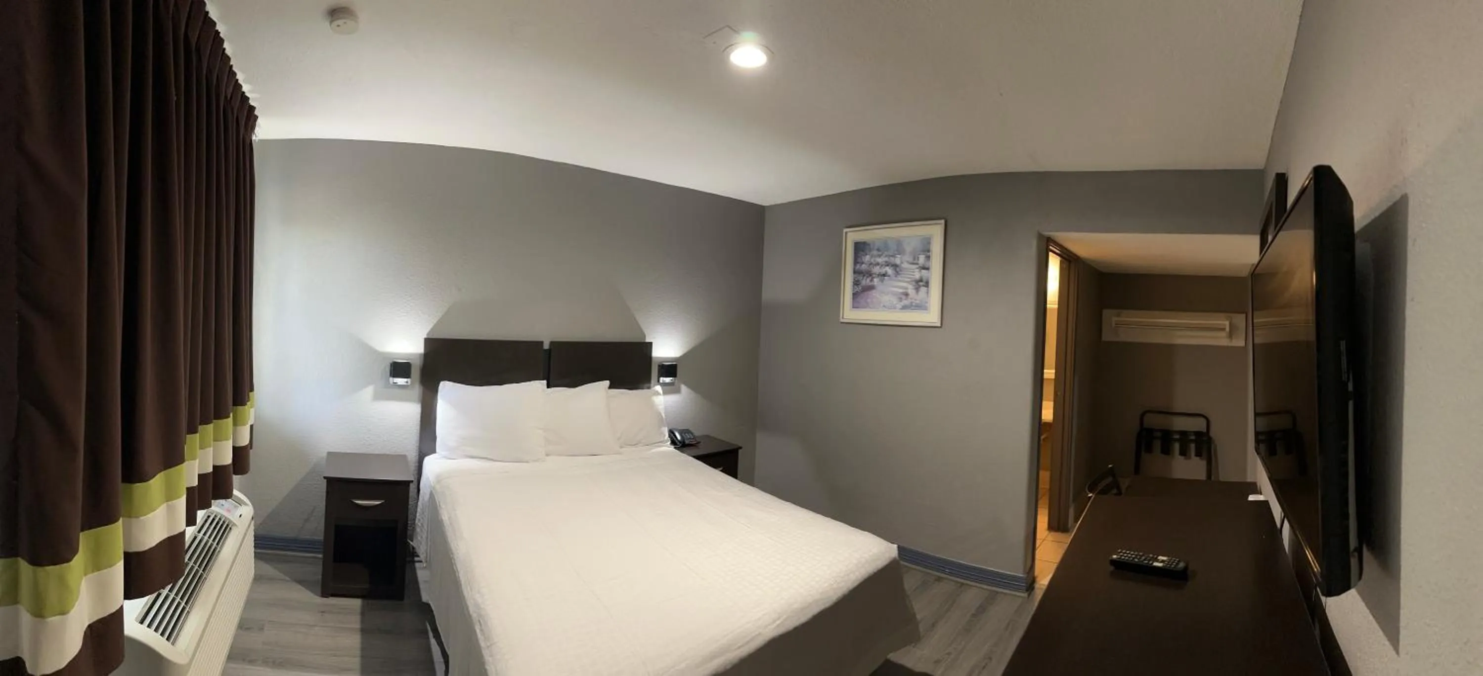 Photo of the whole room, Bed in Americas Best Value Inn and Suites Groves