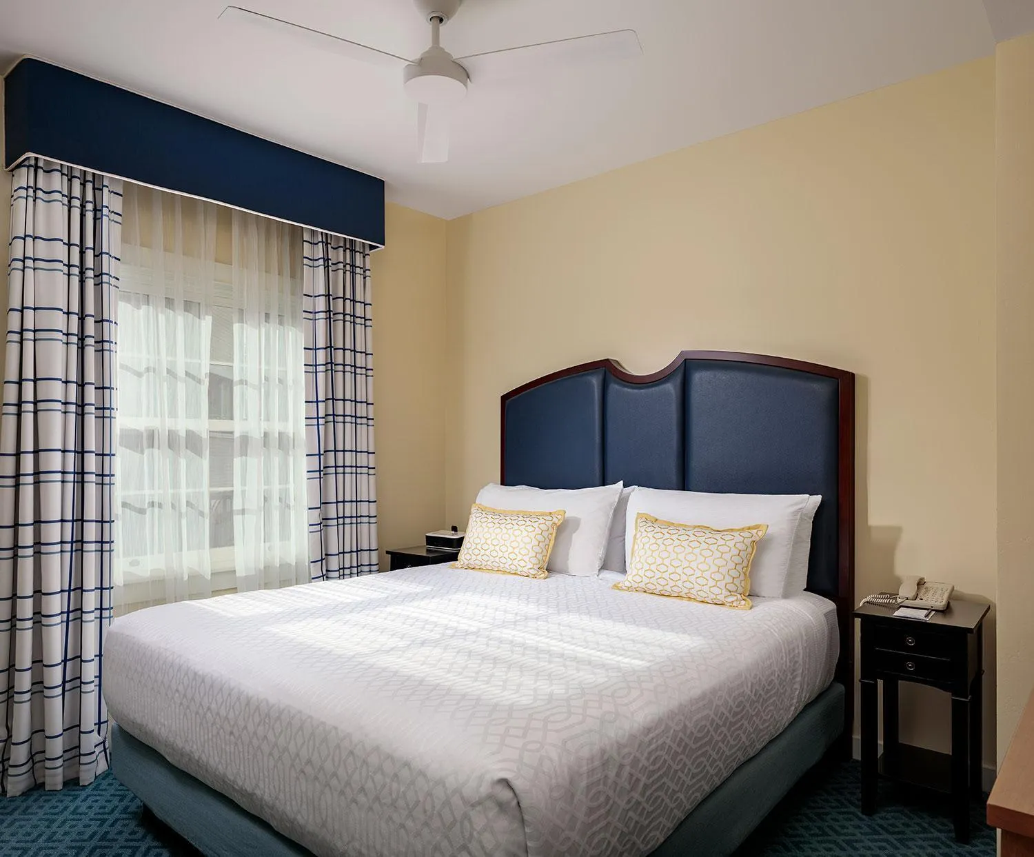 Bed in Grande Colonial La Jolla