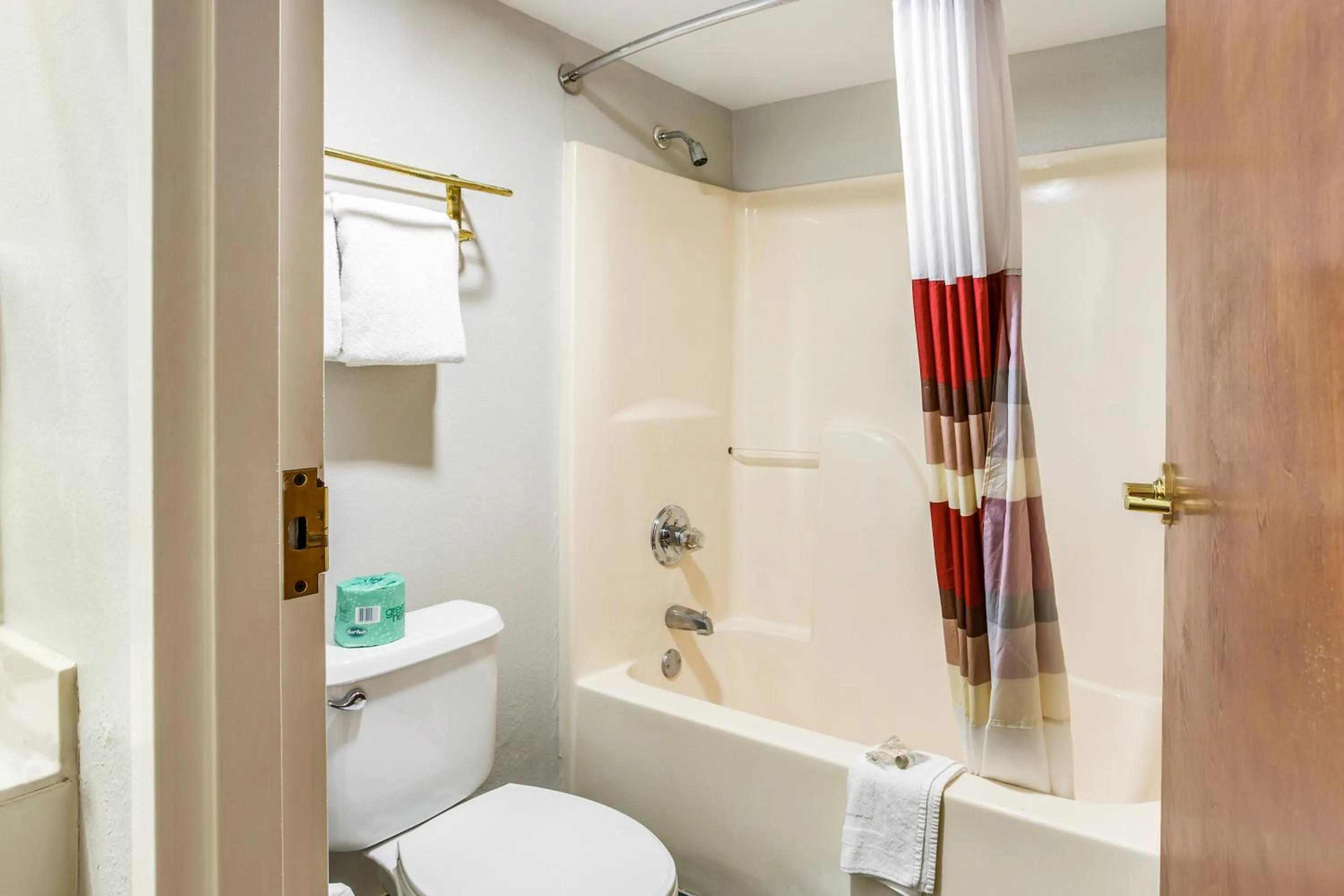 Bathroom in Red Roof Inn Fayetteville I-95