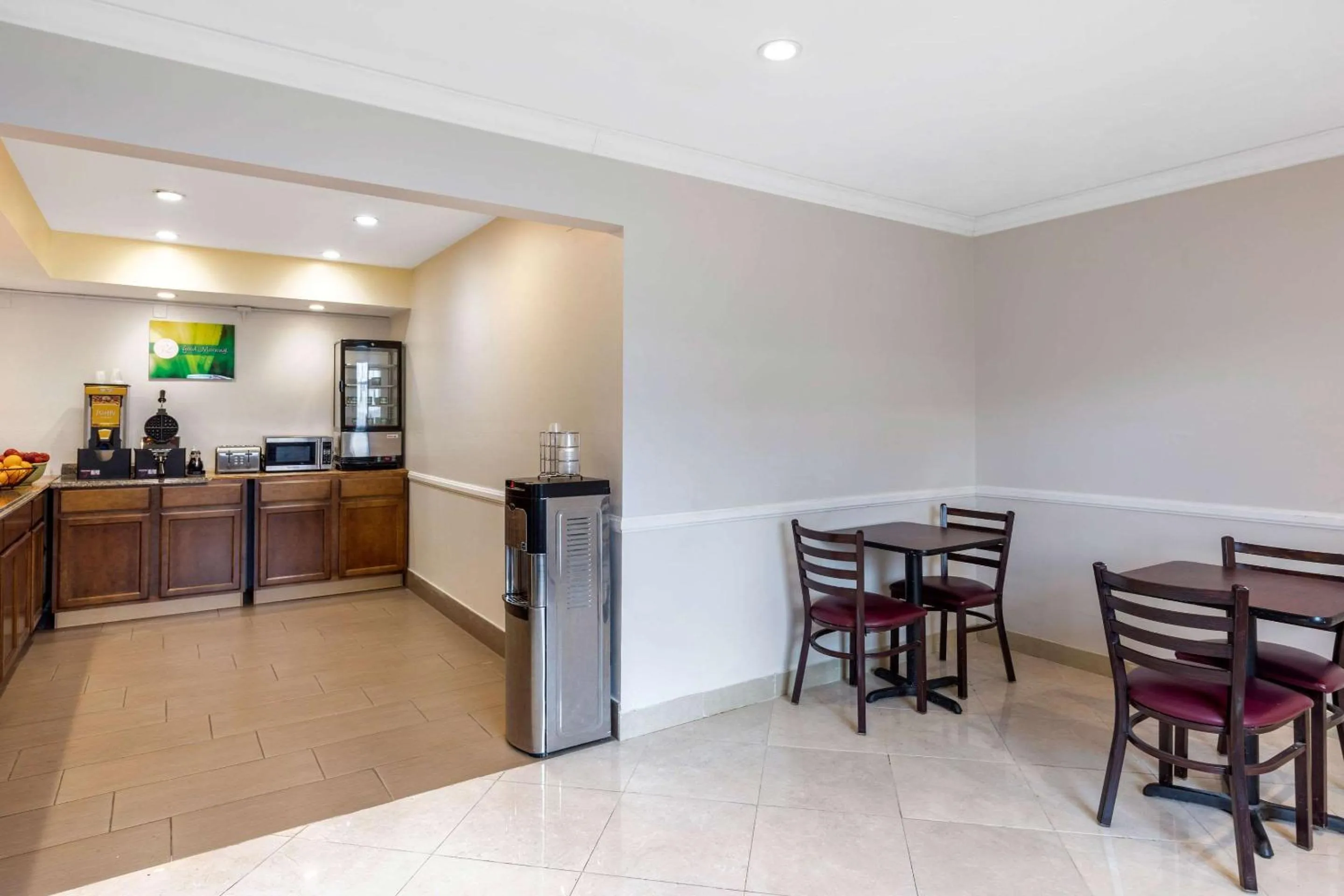 Restaurant/places to eat in Quality Inn