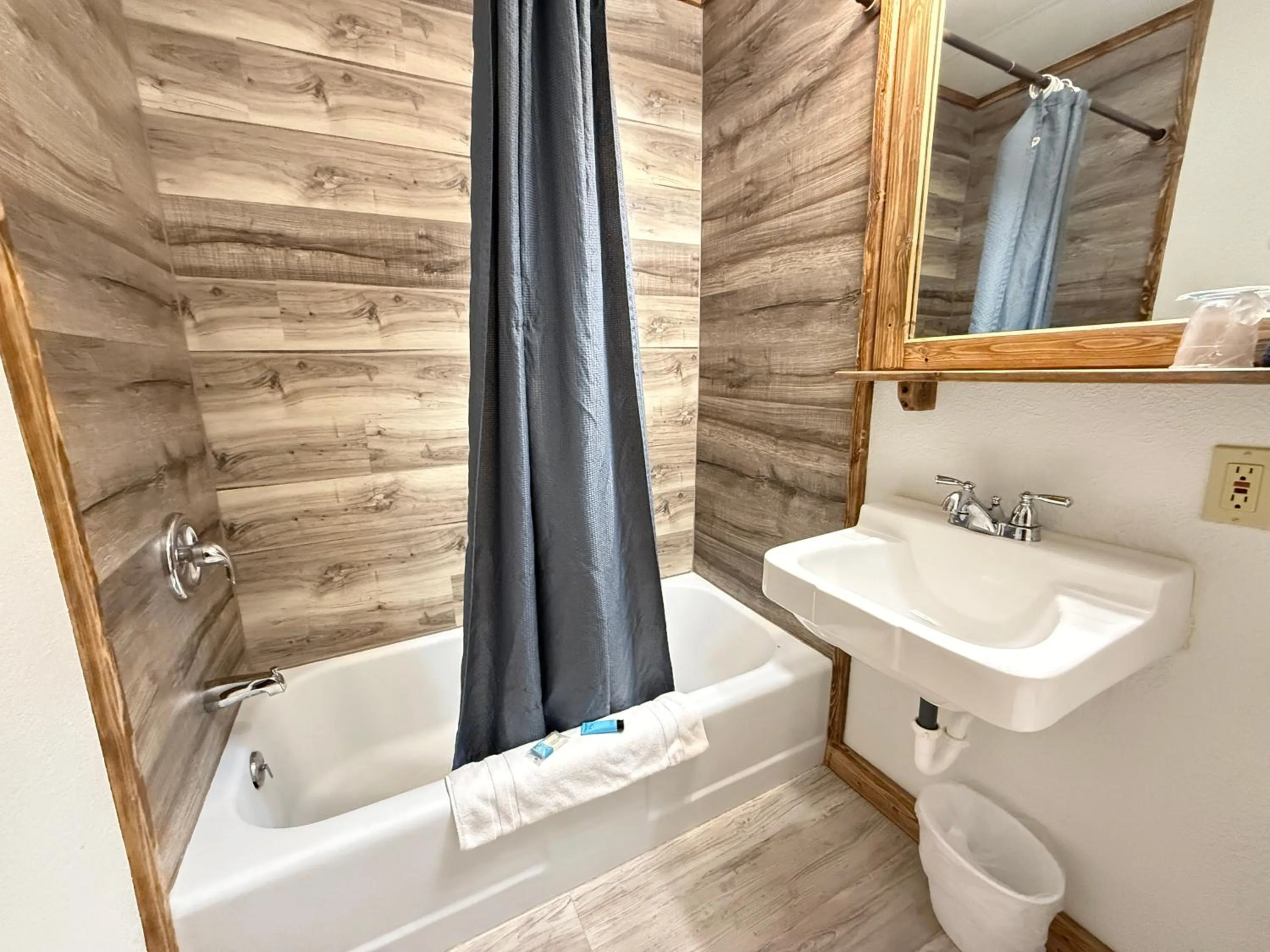 Bathroom in Hotel O Bel Aire Chamberlain SD I 90