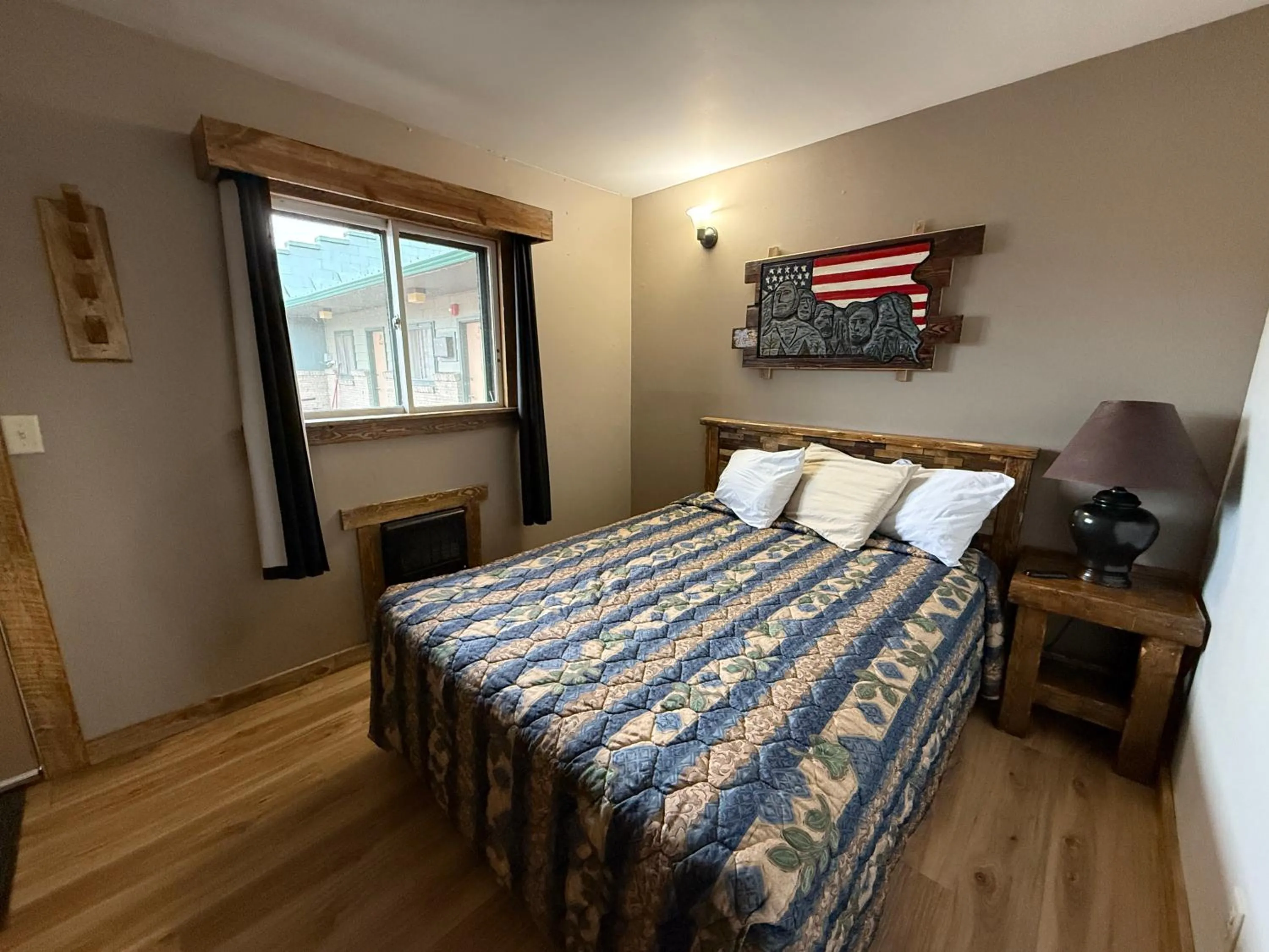 Bedroom, Bed in Hotel O Bel Aire Chamberlain SD I 90