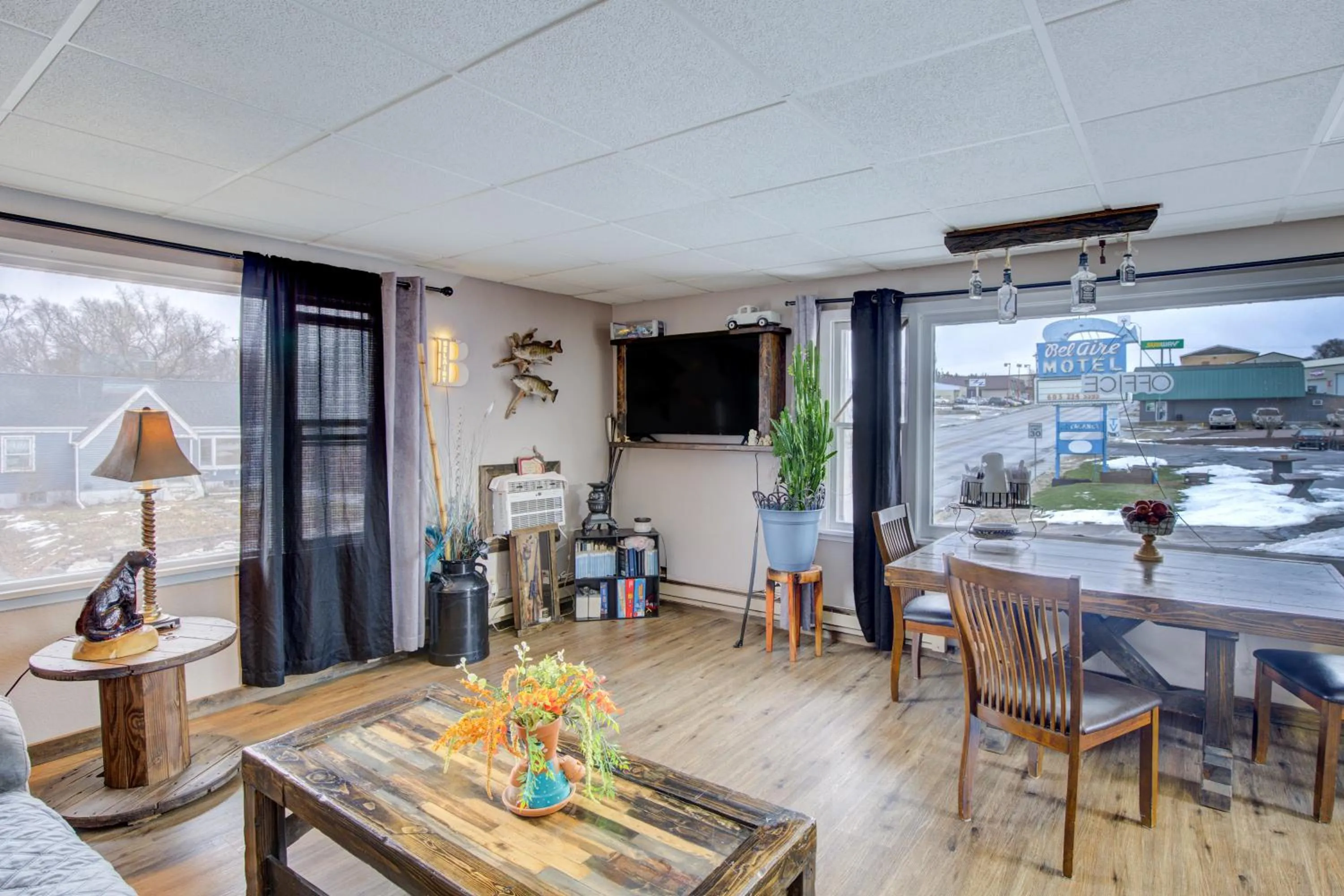 Seating area in Bel Aire Motel Chamberlain Near Missouri River I 90