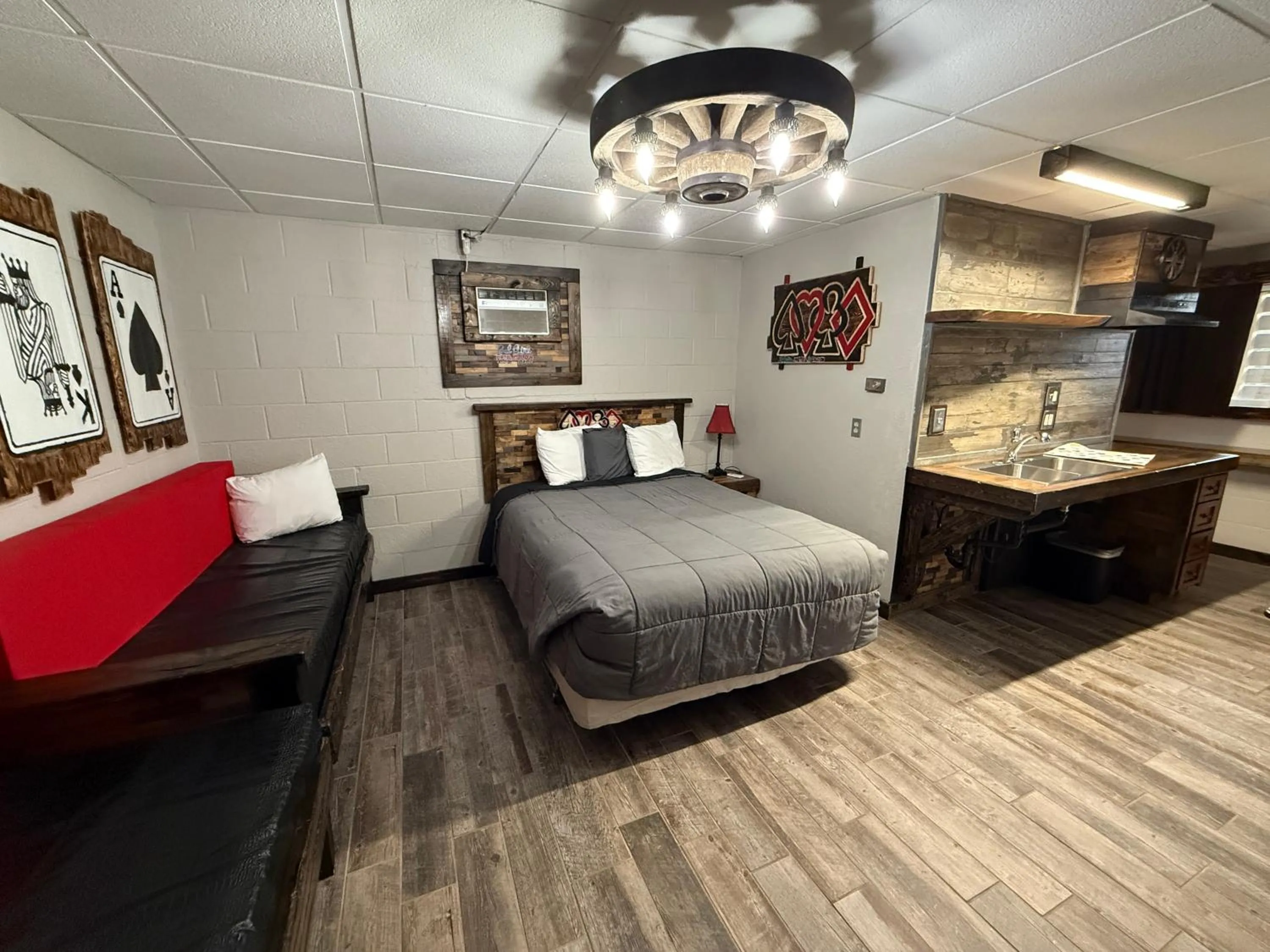 Bedroom, Bed in Hotel O Bel Aire Chamberlain SD I 90