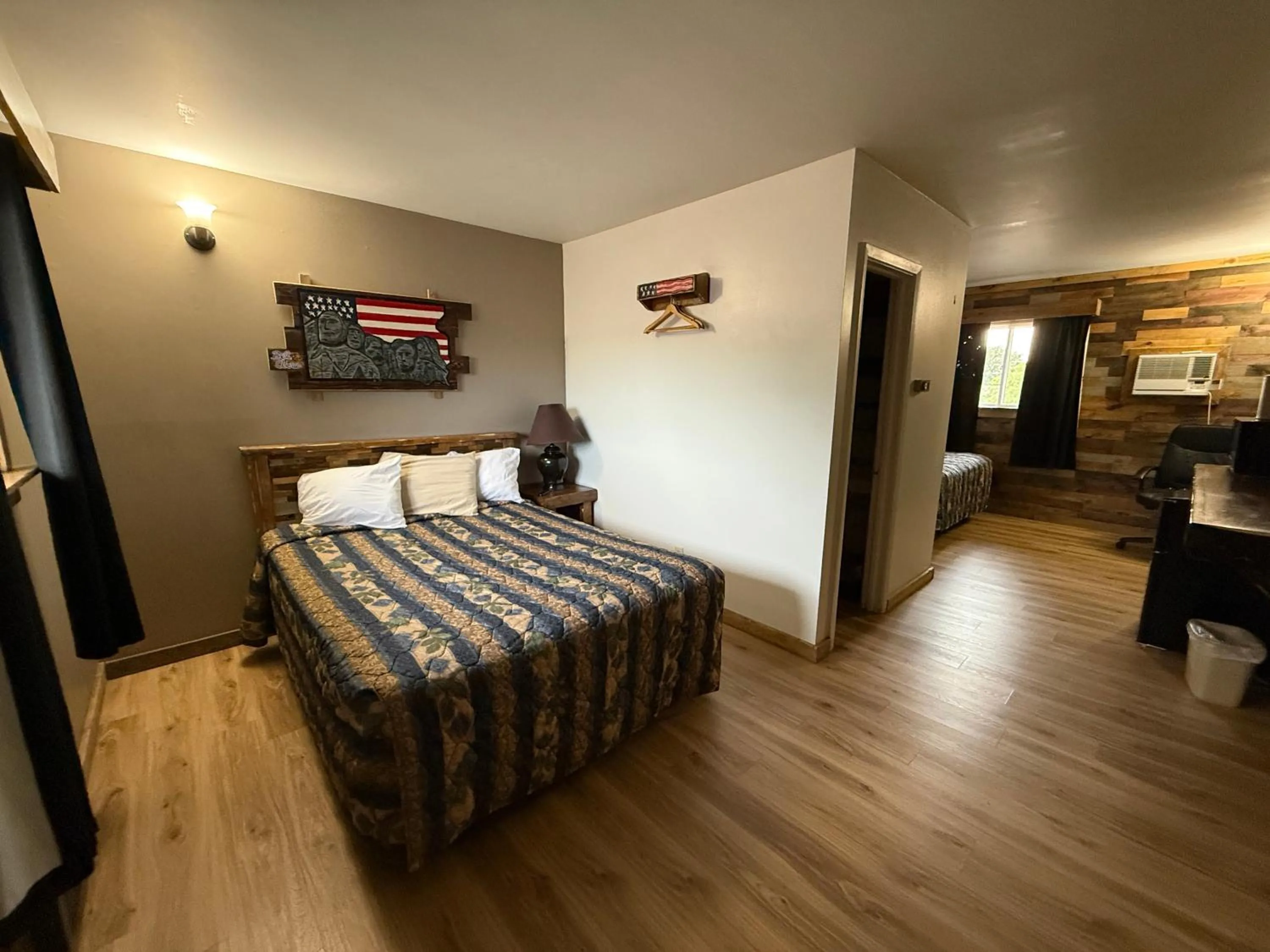 Bedroom, Bed in Hotel O Bel Aire Chamberlain SD I 90