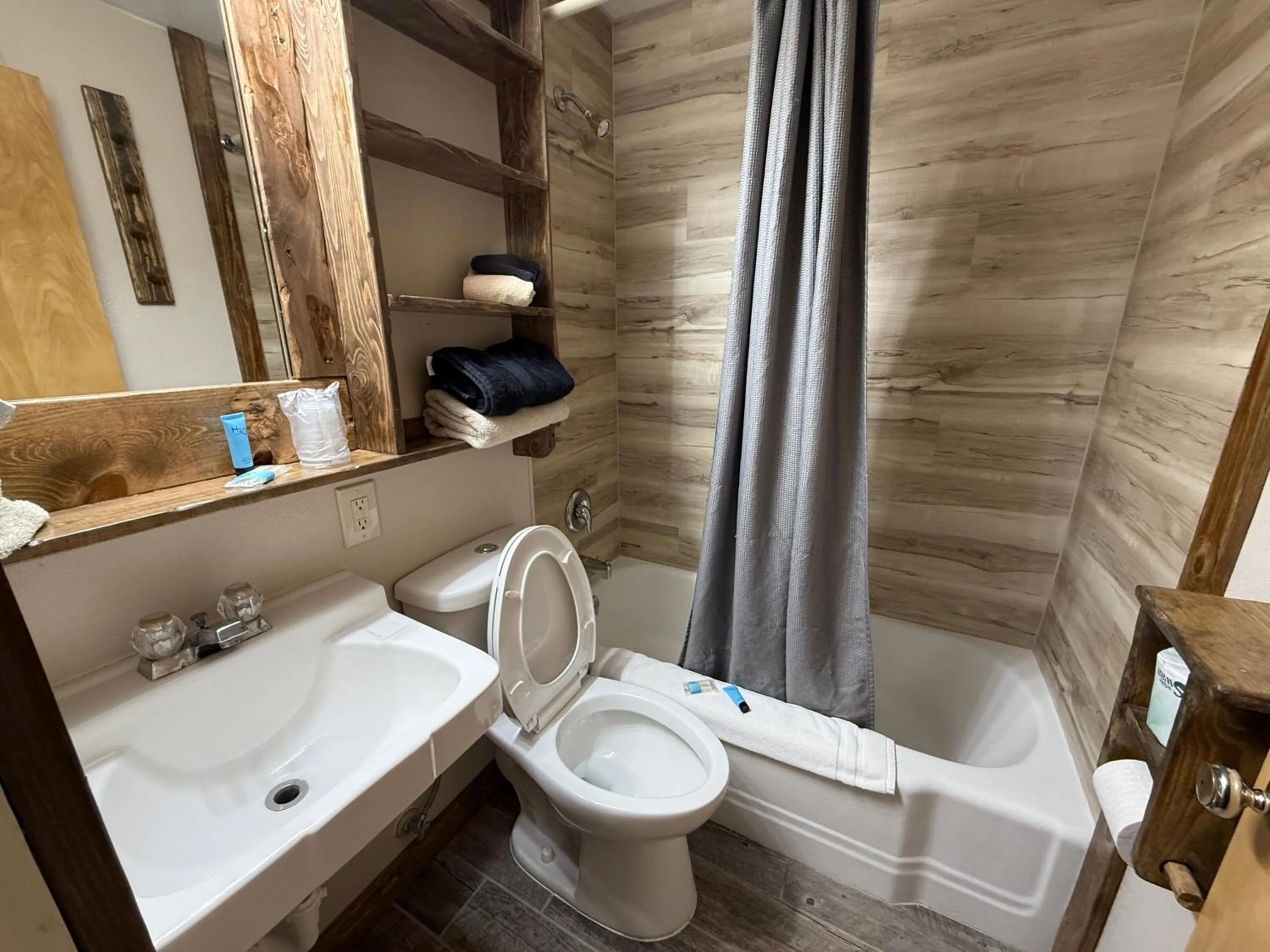 Bathroom in Hotel O Bel Aire Chamberlain SD I 90