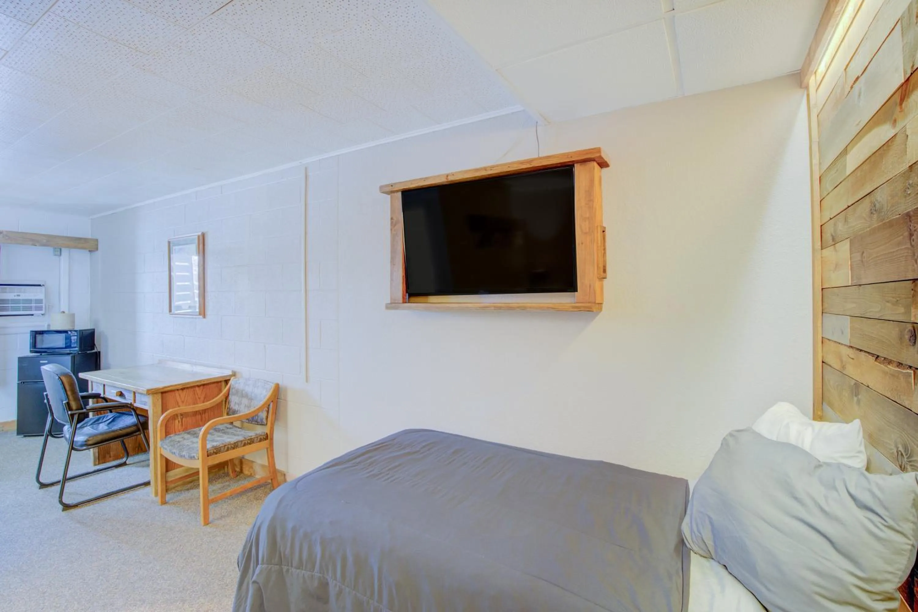 Bedroom, Bed in Bel Aire Motel Chamberlain Near Missouri River I 90