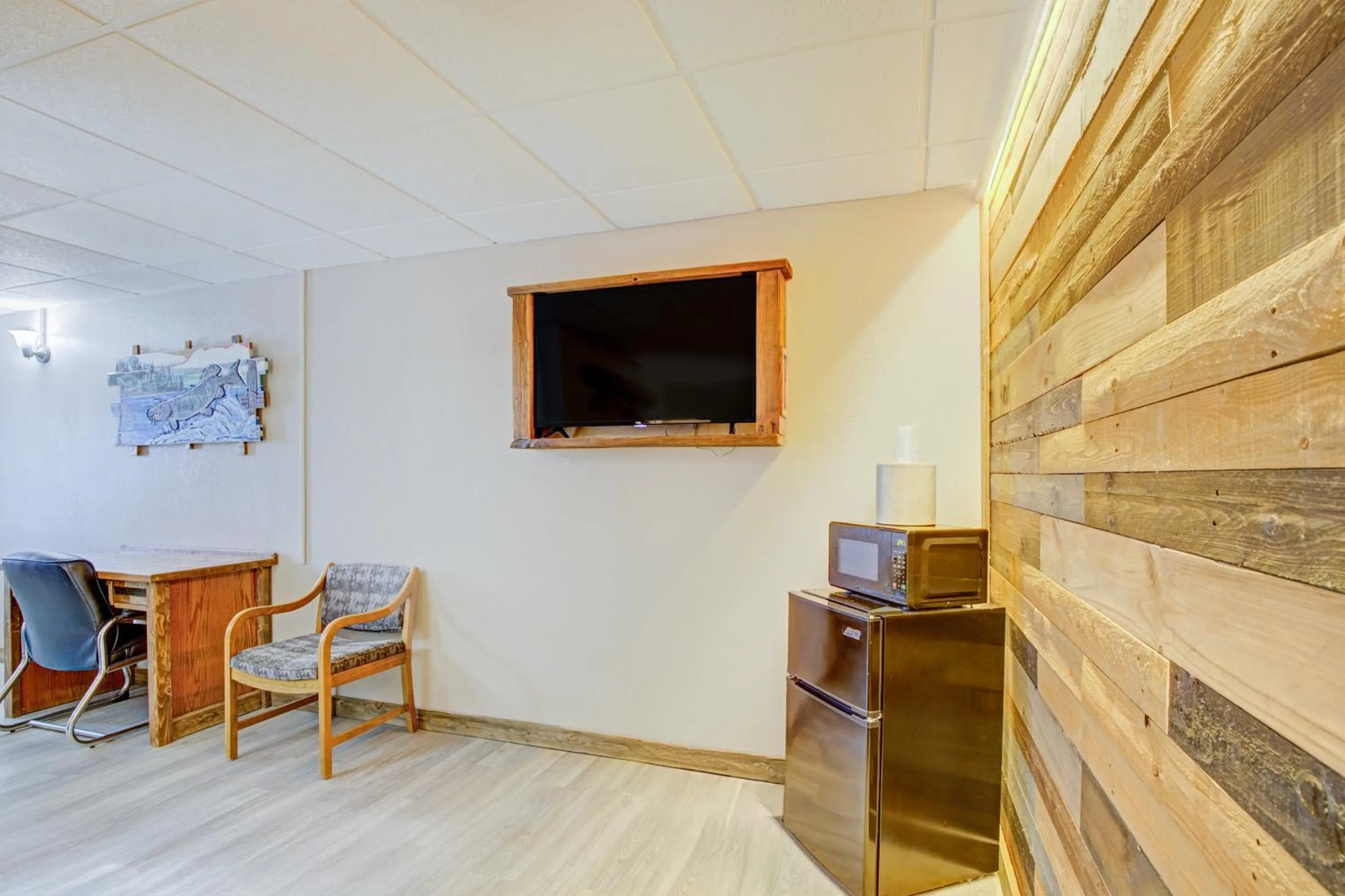 Seating area in Bel Aire Motel Chamberlain Near Missouri River I 90