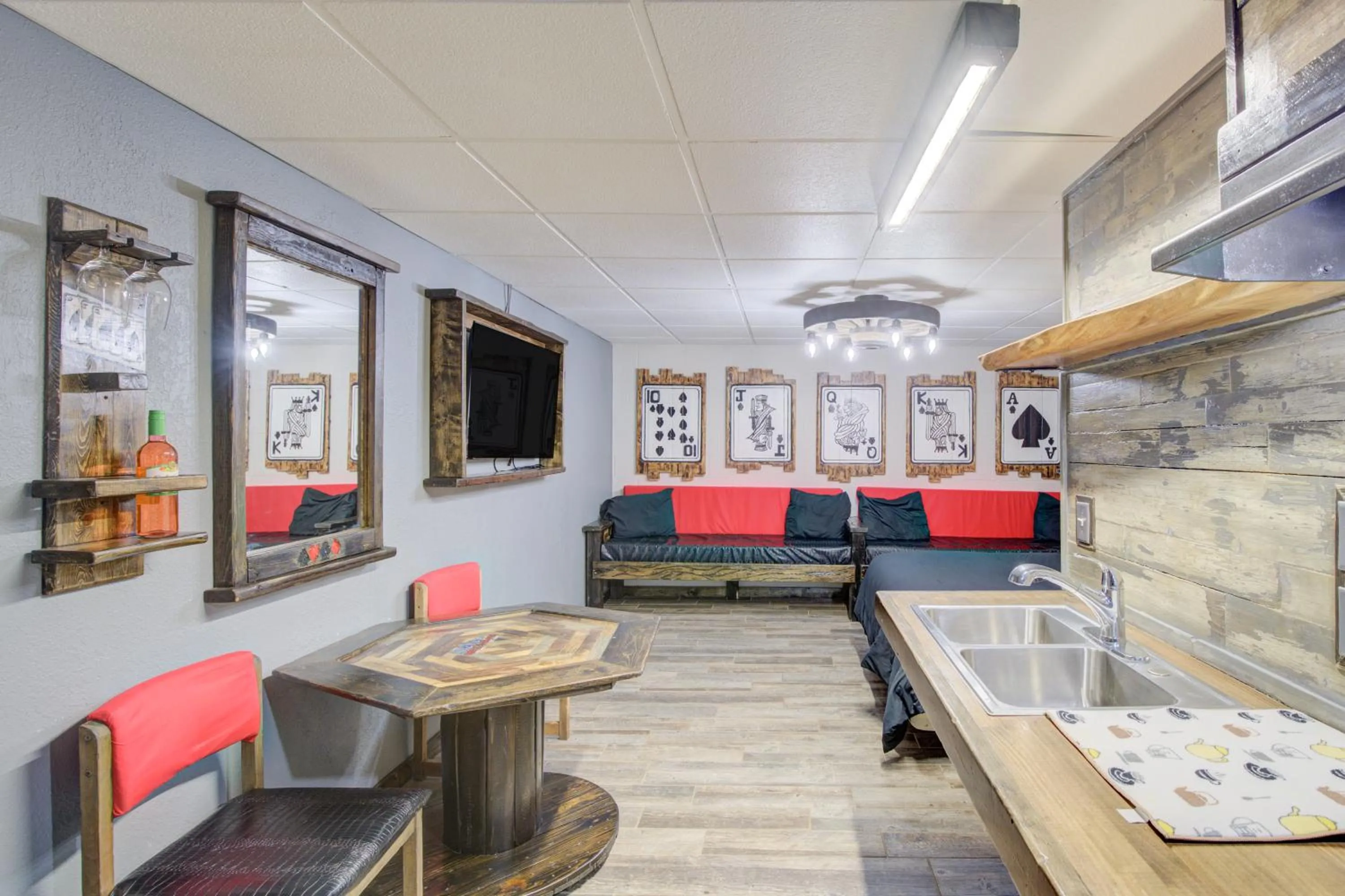 Seating area in Bel Aire Motel Chamberlain Near Missouri River I 90