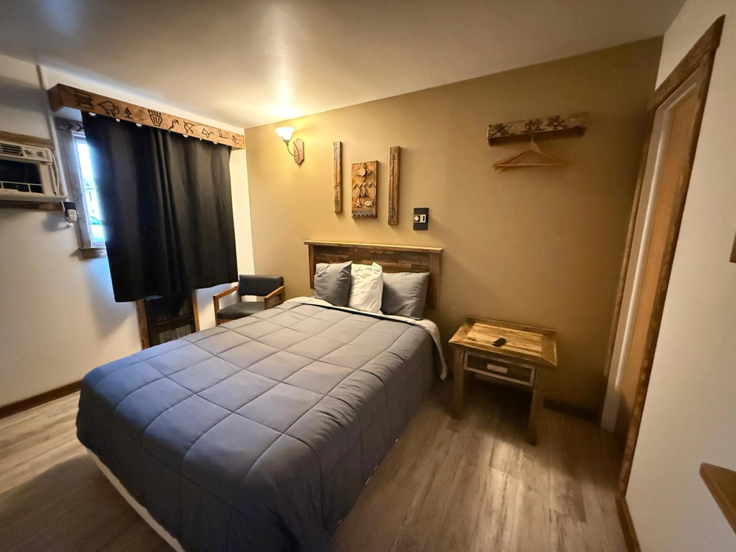 Bedroom, Bed in Hotel O Bel Aire Chamberlain SD I 90