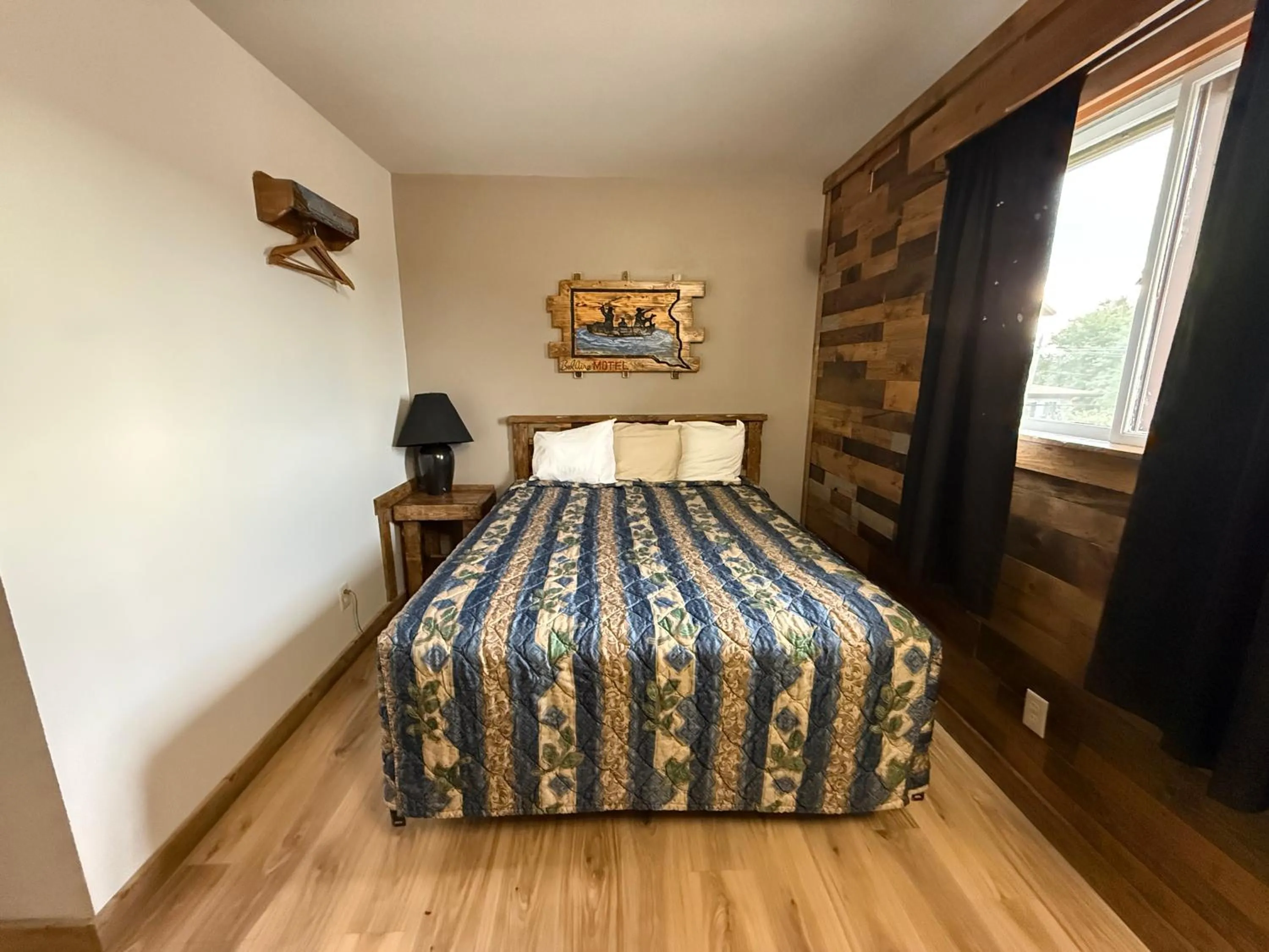 Bedroom, Bed in Hotel O Bel Aire Chamberlain SD I 90