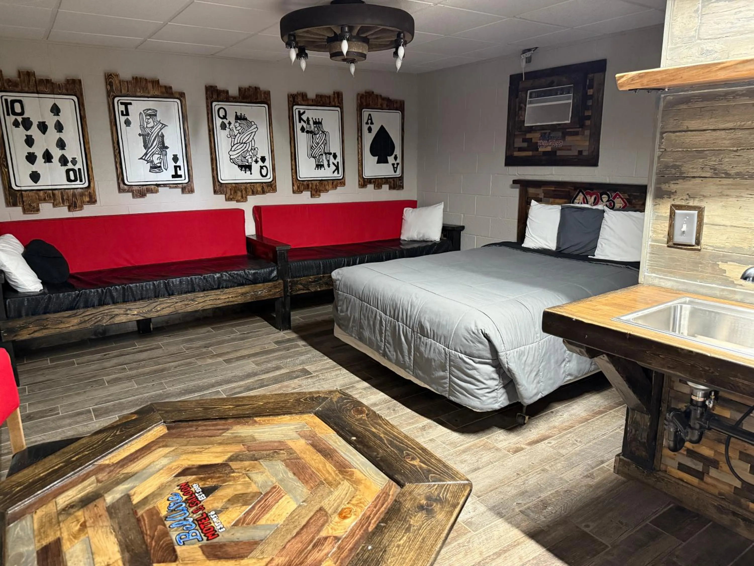 Bedroom, Bed in Hotel O Bel Aire Chamberlain SD I 90